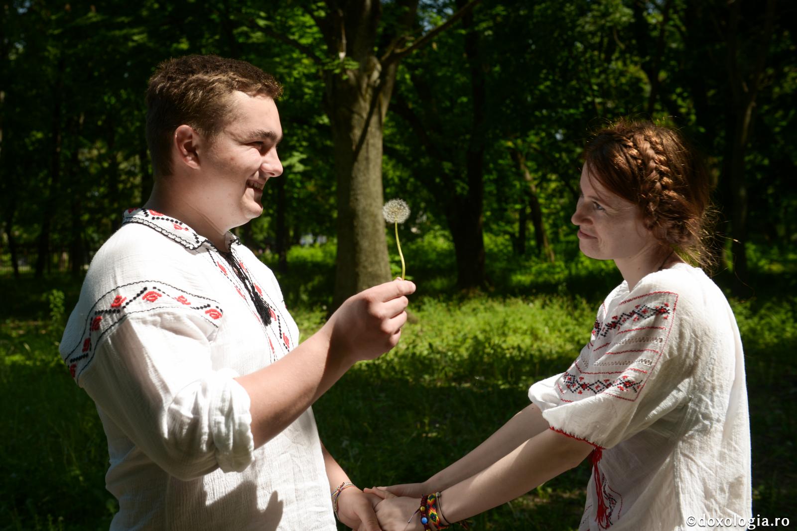 Atenția – suflet care îmbrățișează alt suflet / Foto: Oana Nechifor tineri îndrăgostiți