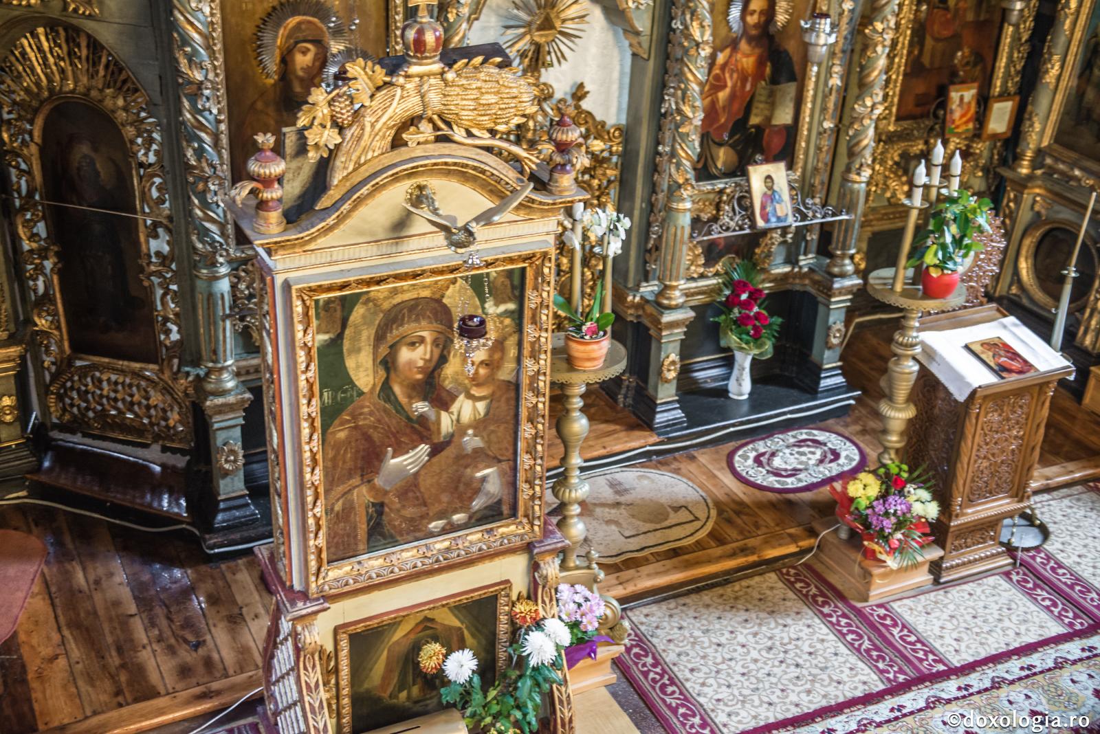 Maica Domnului salvează un copil îngropat sub un val de pământ / Foto: Oana Nechifor iconostas Maica Domnului