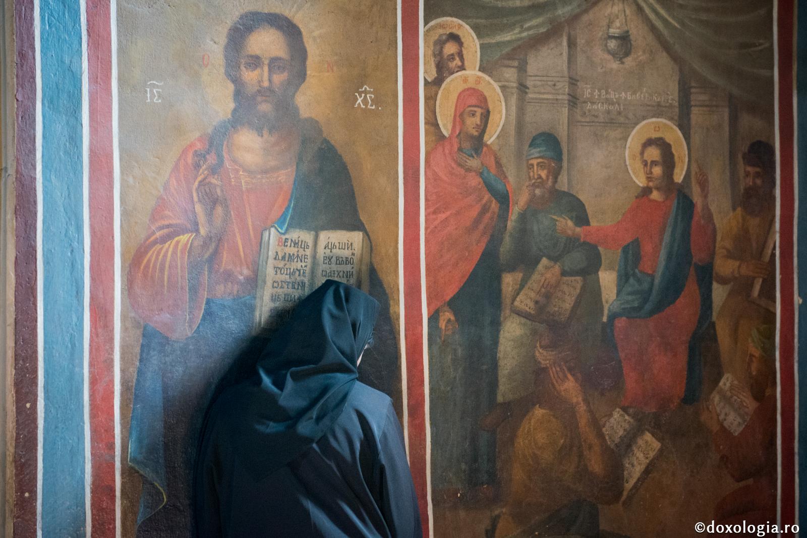 Cere de la Domnul inimă înțeleaptă! / Foto: Ștefan Cojocariu maică lângă icoana Mântuitorului Hristos