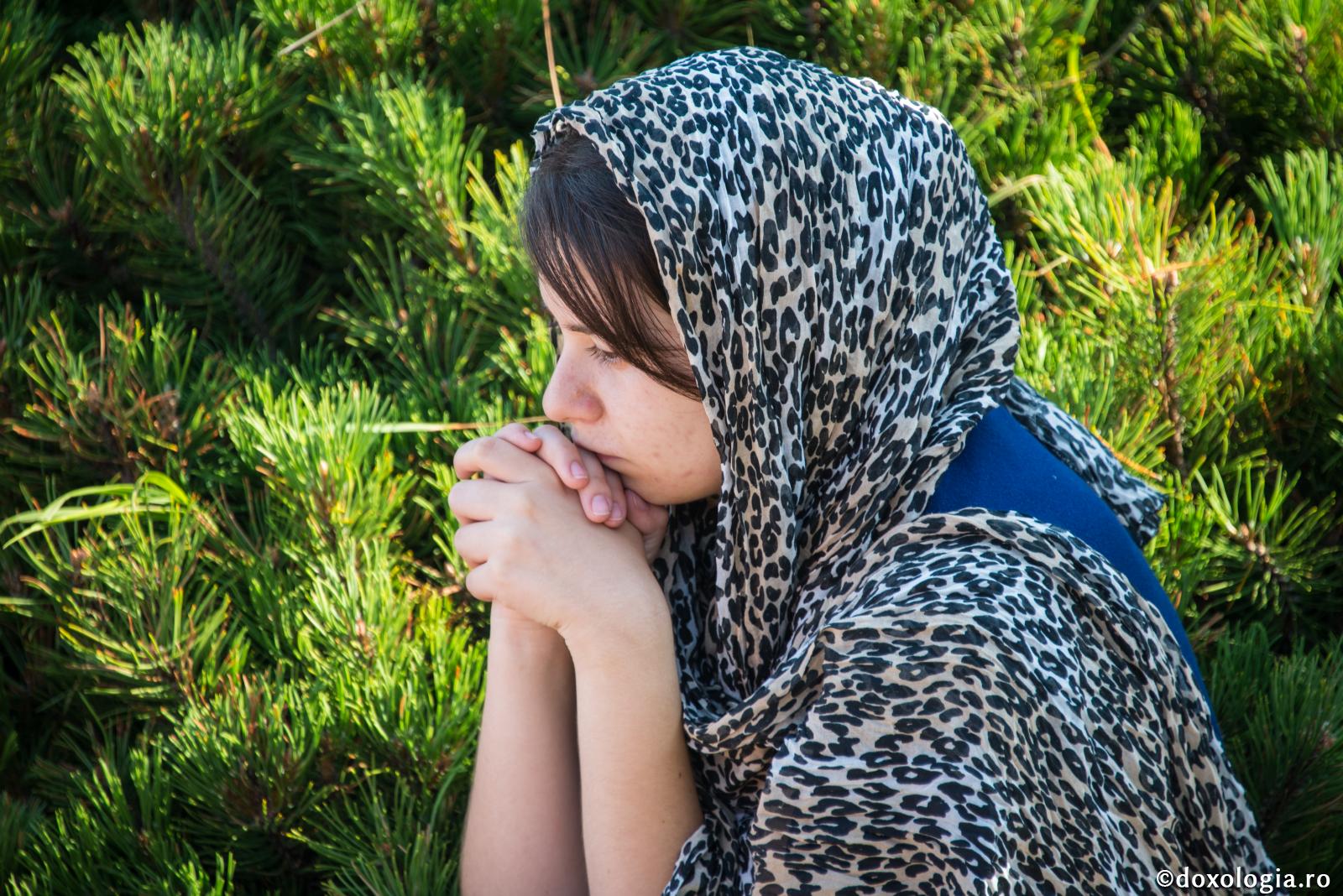 Cum vindecăm inima rece din timpul rugăciunii? / Foto: Oana Nechifor tânără privind în zare