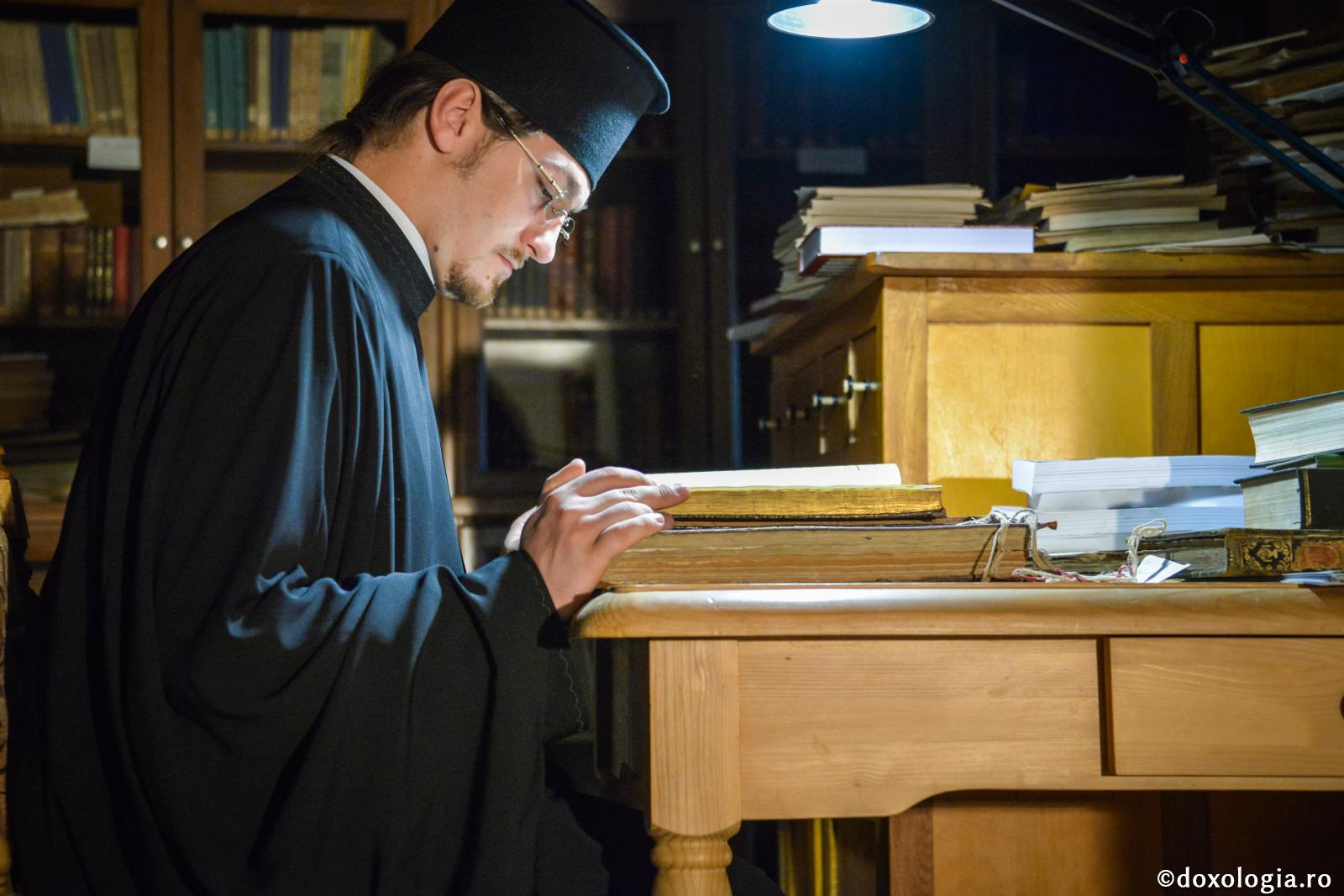 Ce se dobândește cu trudă este și folositor / Foto: Oana Nechifor călugăr în bibliotecă