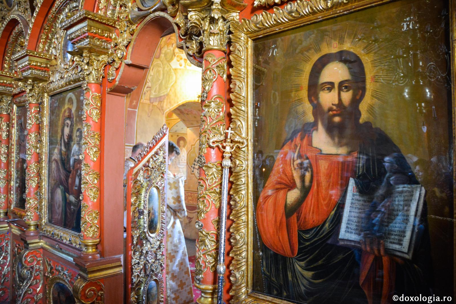 Cum i-a ferit Hristos pe ucenici de mândrie? / Foto: Bogdan Zamfirescu cârjă arhierească lângă icoana Mântuitorului Hristos