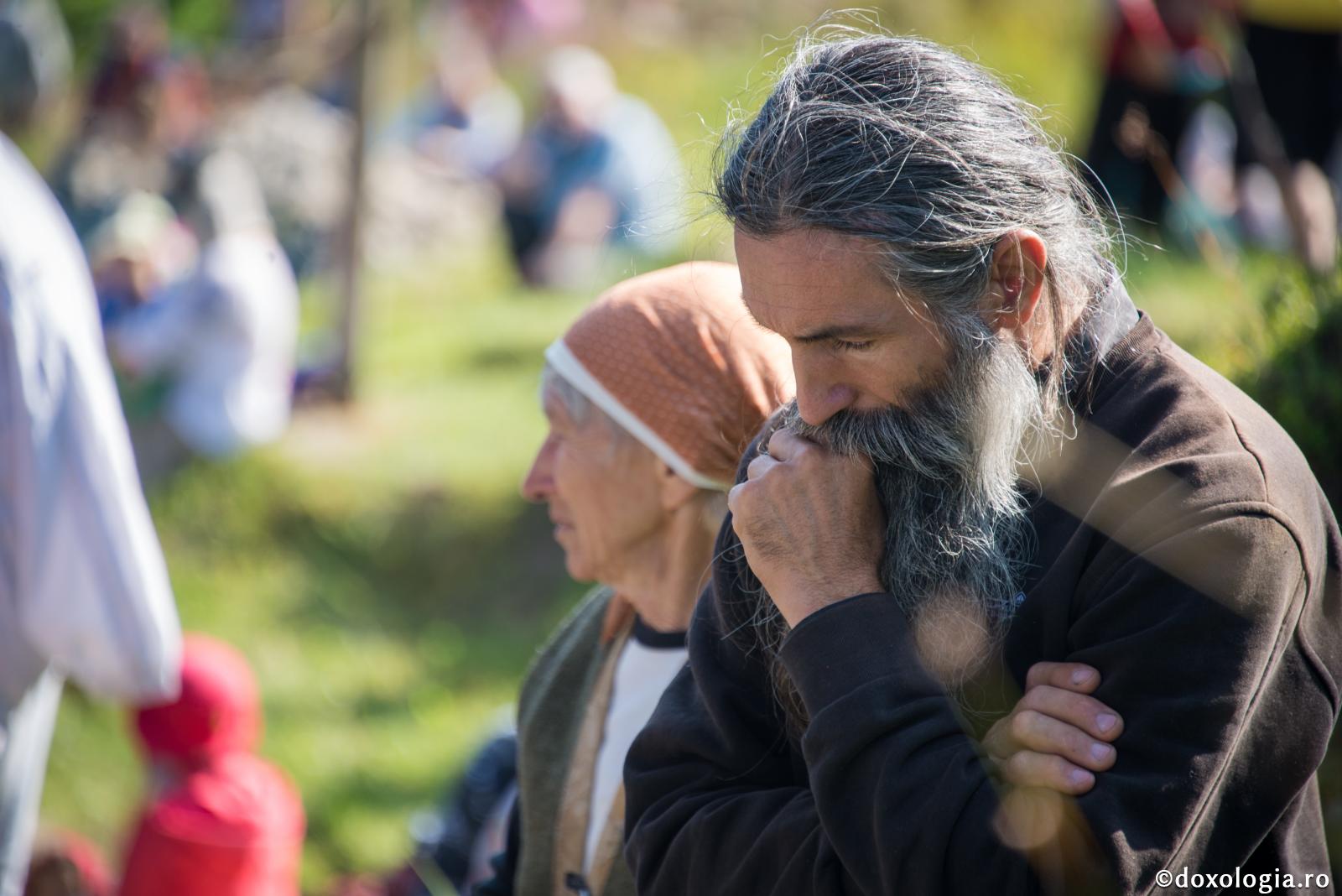 Gândul rău nu se înlătură decât cu un gând bun / Foto: Oana Nechifor bărbat cu mâna la gură