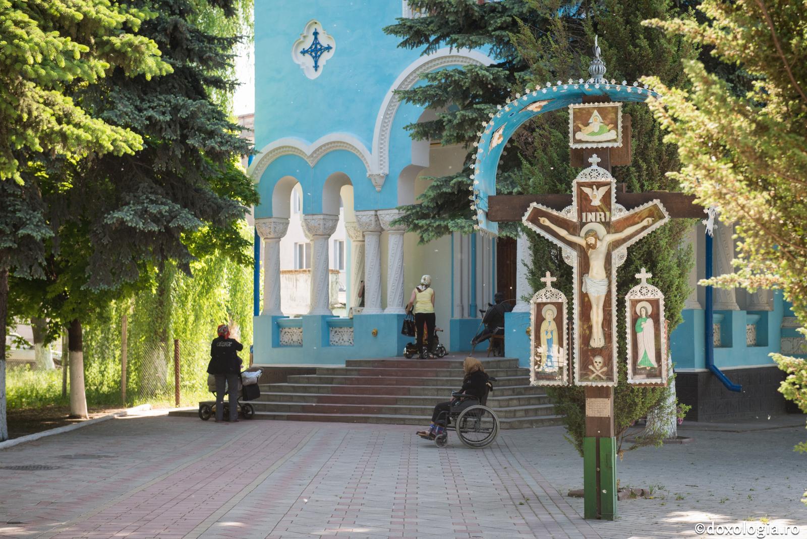 Milostenia – prietenă apropiată a lui Dumnezeu / Foto: Oana Nechifor troiță din lemn