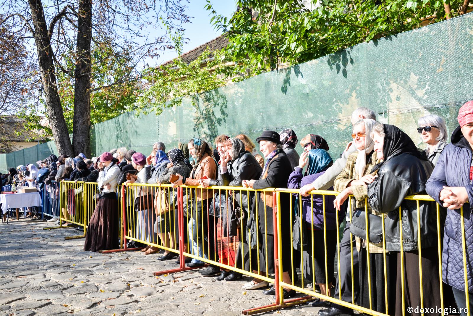 Răbdarea este mama mângâierilor / Foto: Oana Nechifor pelerini la rând
