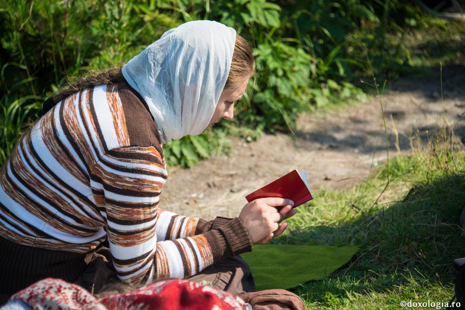Te rogi? Nevoiește-te încontinuu împotriva risipirii minții! / Foto: Oana Nechifor femeie cu carte de rugăciuni în mână