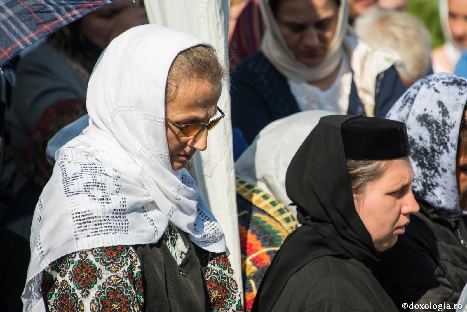 De vom dobândi pe fratele, pe Hristos dobândim; iar de vom sminti pe fratele, lui Hristos greșim / Foto: Oana Nechifor femeie cu capul acoperit