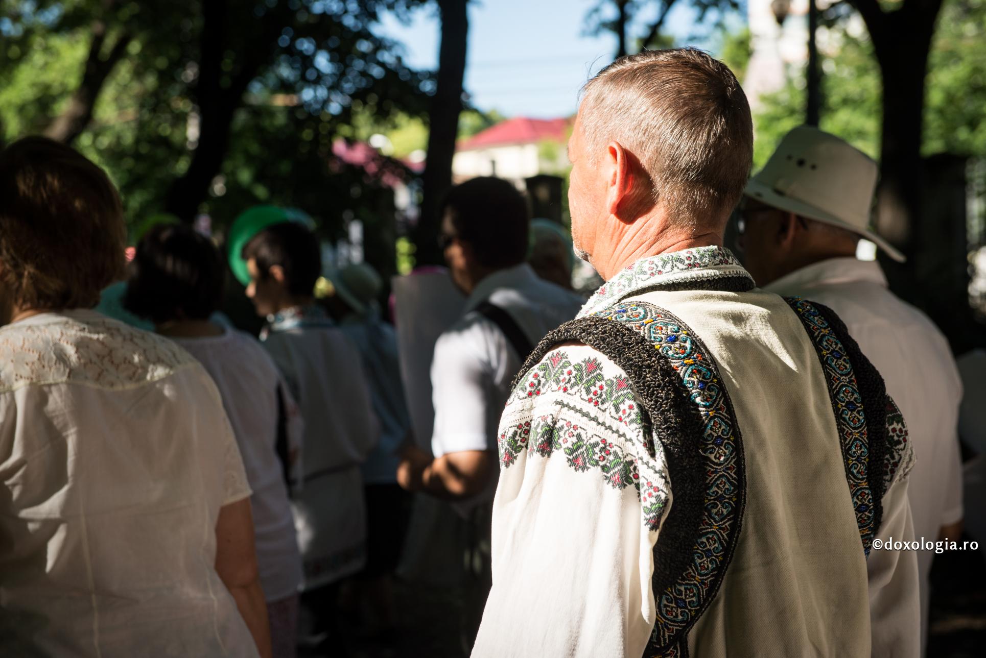 De ziua Sfintei Parascheva, soțul meu a revenit la viață! / Foto: Pr. Silviu Cluci bărbat în costum popular