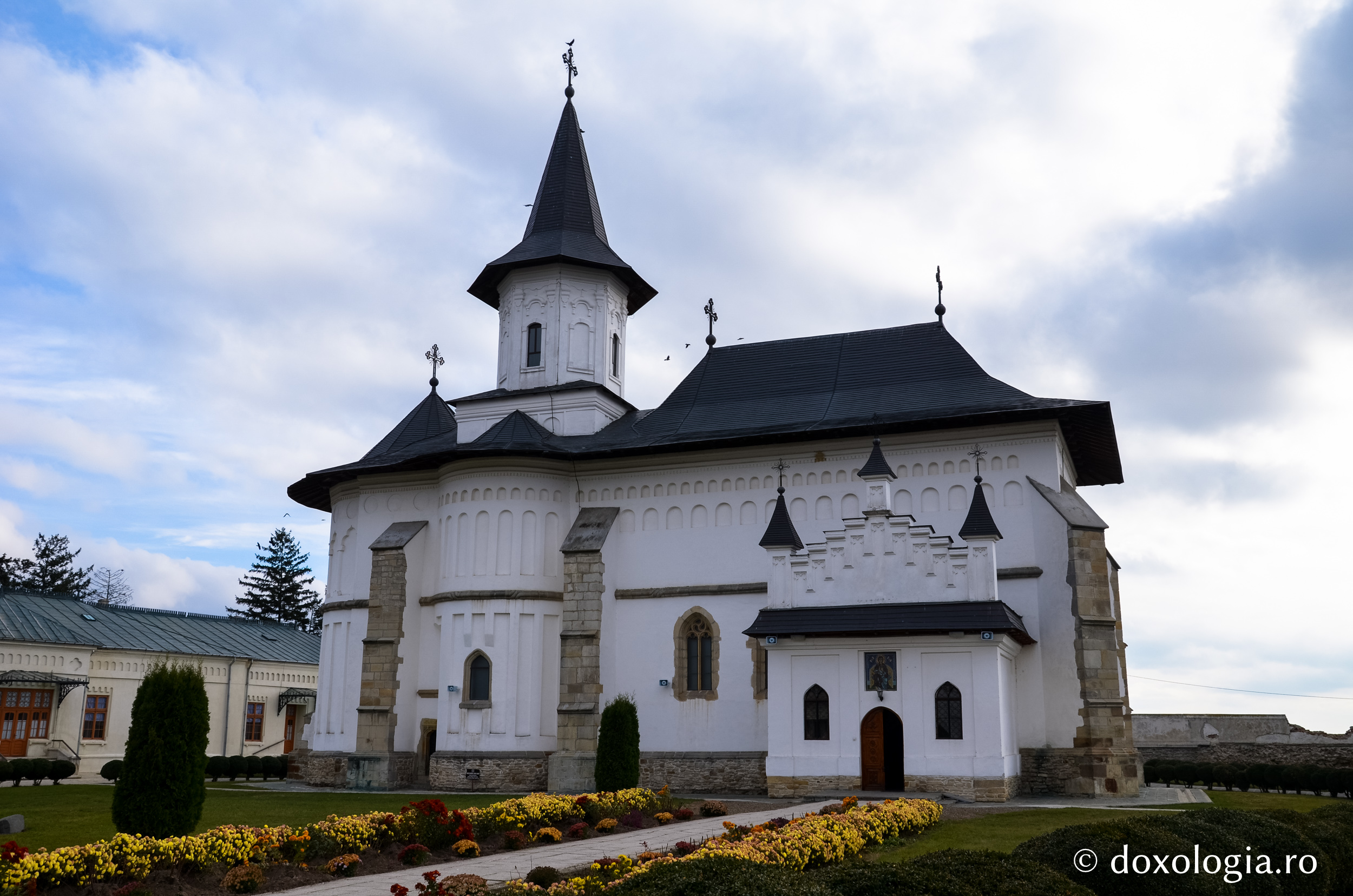 Catedrala Arhiepiscopală „Sfânta Parascheva” din Roman / Foto: Bogdan Zamfirescu Catedrala Arhiepiscopală „Sfânta Parascheva” din Roman