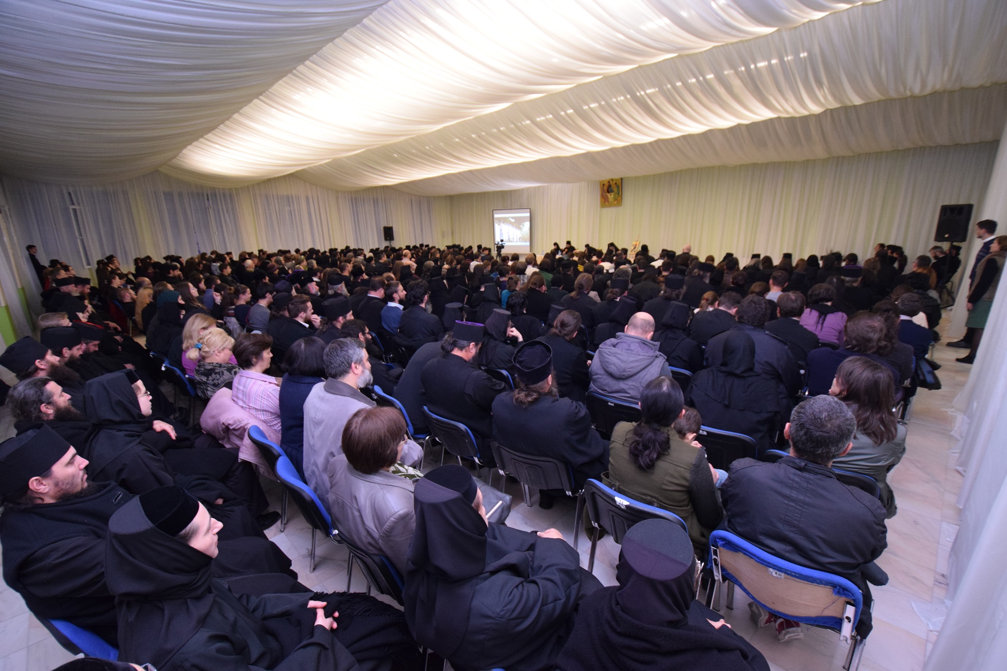 În sală au fost prezente 500 de persoane, majoritatea monahi și monahii /Foto: Tudorel Rusu Părintele Zaharia Zaharou la Iași: „Fără monahism, nu am fi în stare să înțelegem în mod deplin Evanghelia lui Hristos”