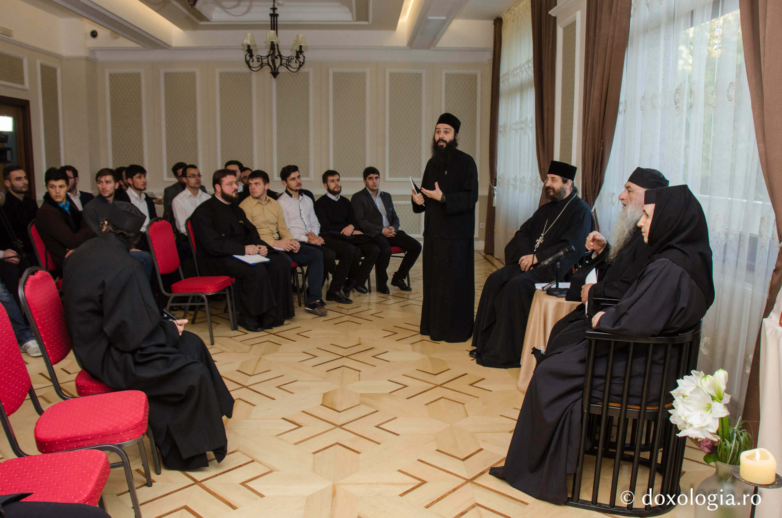 Foto: Silviu Cluci „Rugăciunea îi face pe lucrătorii ei prieteni ai Crucii și părtași ai bucuriei și binecuvântării Învierii”