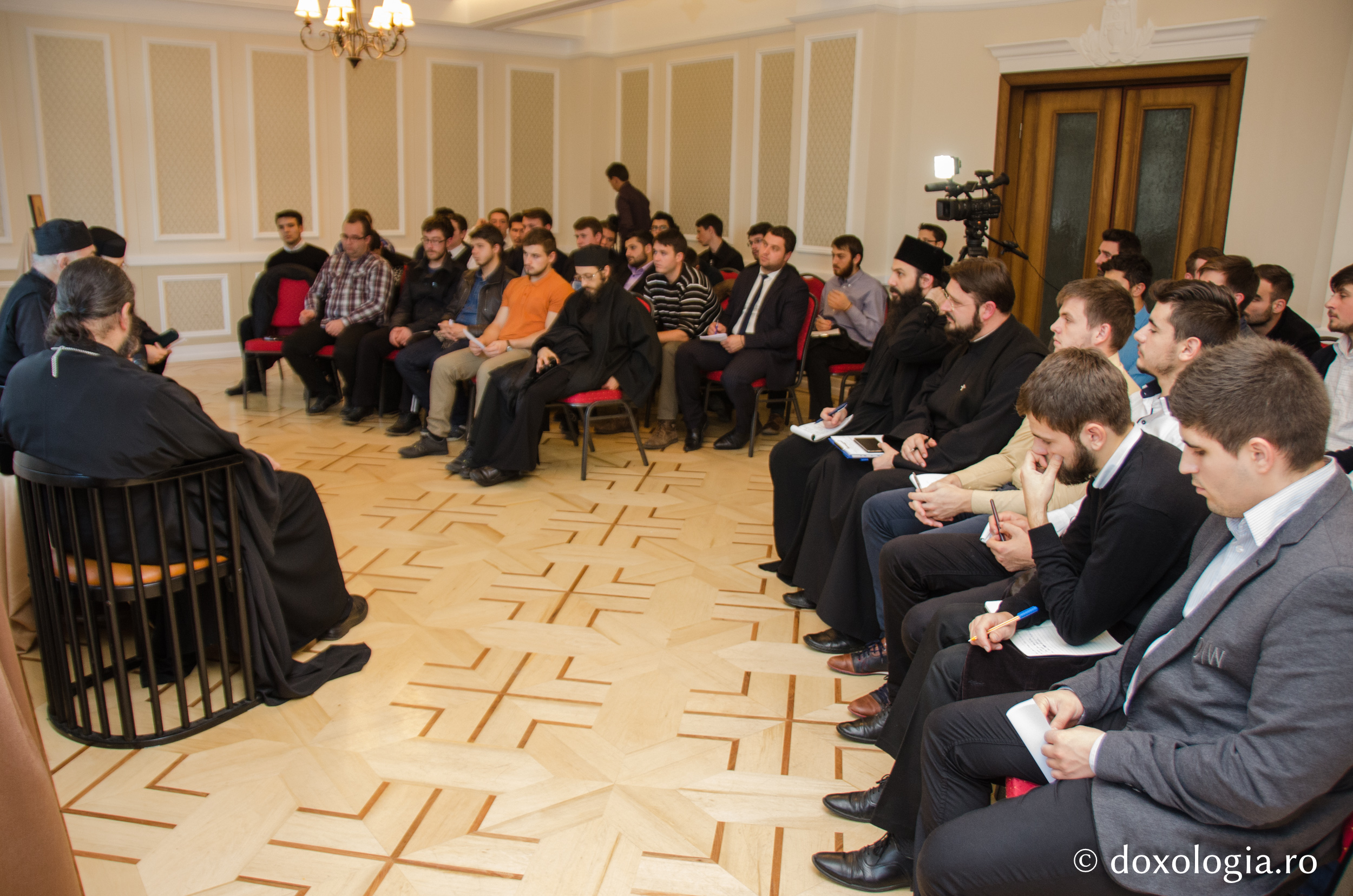 Foto: Silviu Cluci „Rugăciunea îi face pe lucrătorii ei prieteni ai Crucii și părtași ai bucuriei și binecuvântării Învierii”