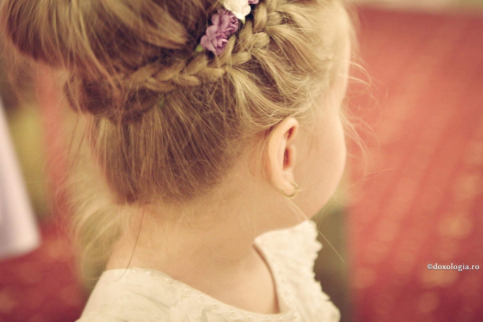 „Rugăciunile sfântului au înviat-o din morți” ‒ mărturia unei familii care a trăit o minune / Foto: Oana Nechifor fetiță cu părul blond