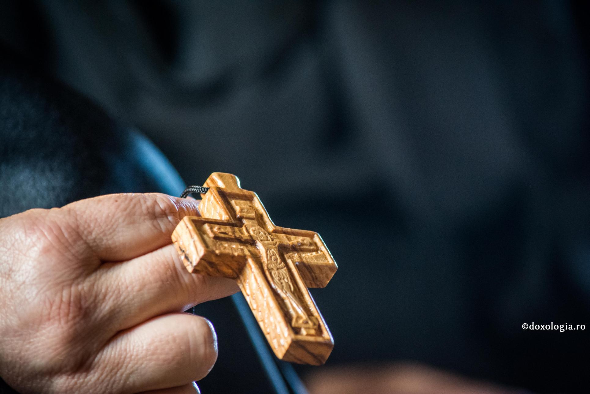 Rugăciunile Sfântului Teofil ajută un tânăr să scape de patima desfrânării / Foto: Bogdan Zamfirescu cruce de lemn