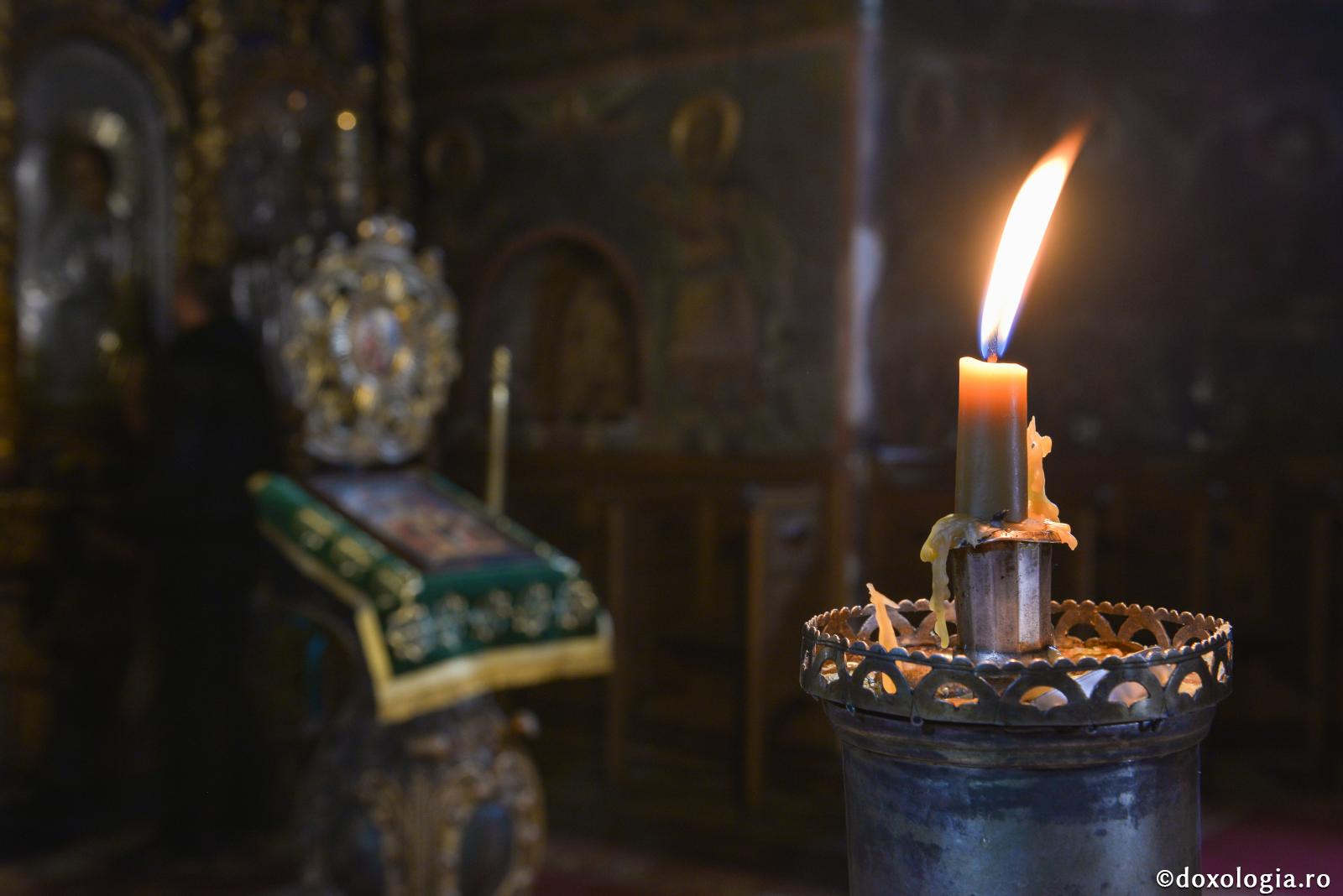 „Lumină lină” sau „lumină veselă”? / Foto: Oana Nechifor lumânare aprinsă