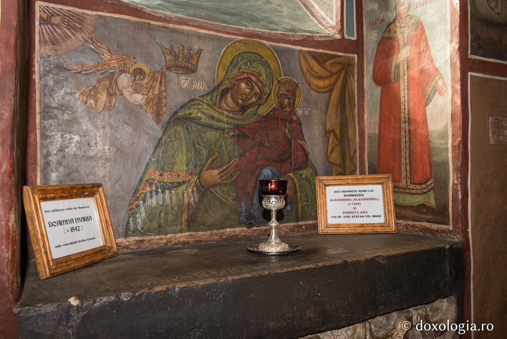 Mormântul Doamnei Maria, soția voievodului Ștefan Lăcustă, al lui Alexăndrel și al Domniței Ana, fiii lui Ștefan cel Mare/ Foto: Ștefan Cojocariu Necropola domnească de la Mănăstirea Bistrița nemțeană