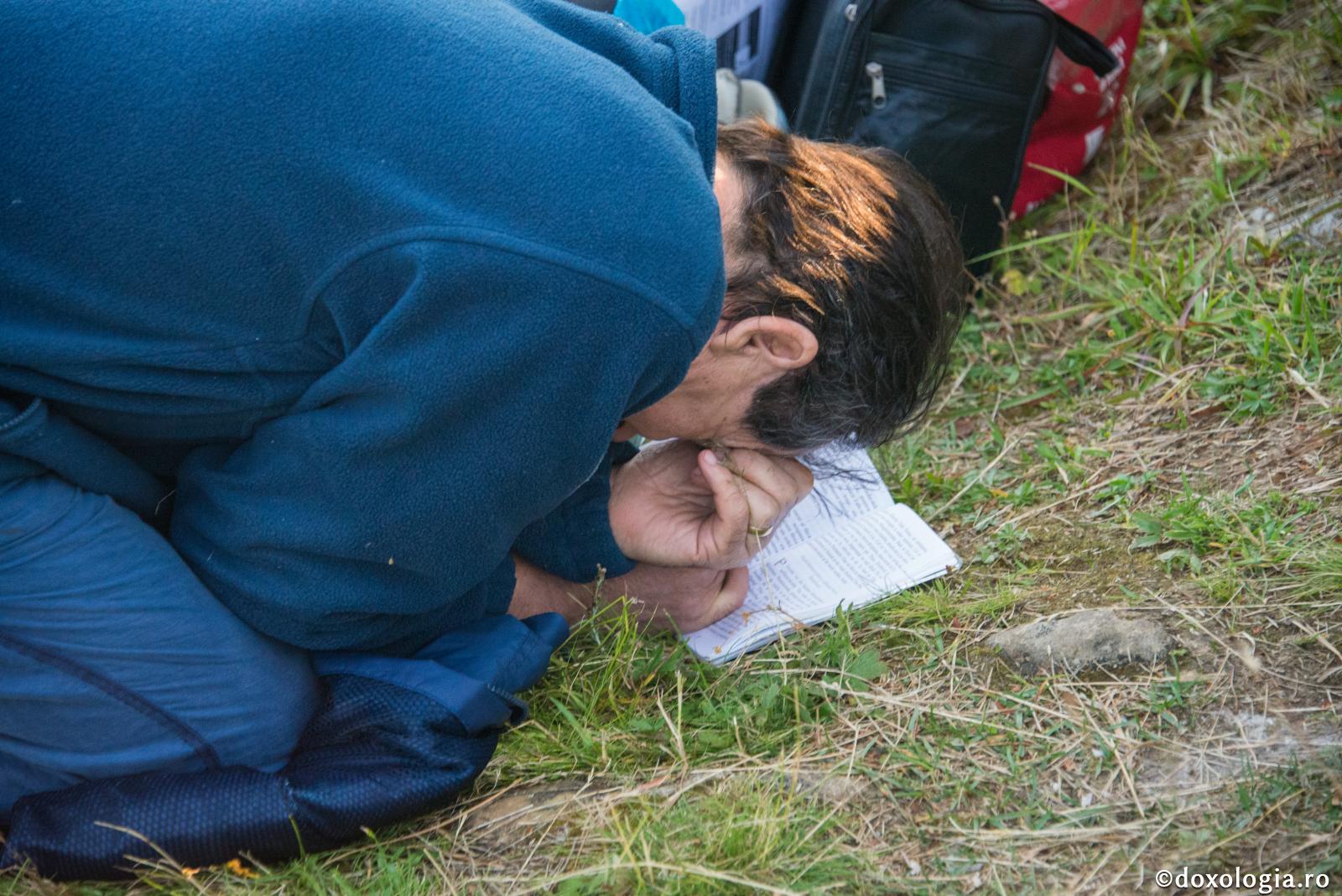 Nimeni neispitit nu va putea merge în Împărăția Cerurilor / Foto: Oana Nechifor bărbat stând în genunchi