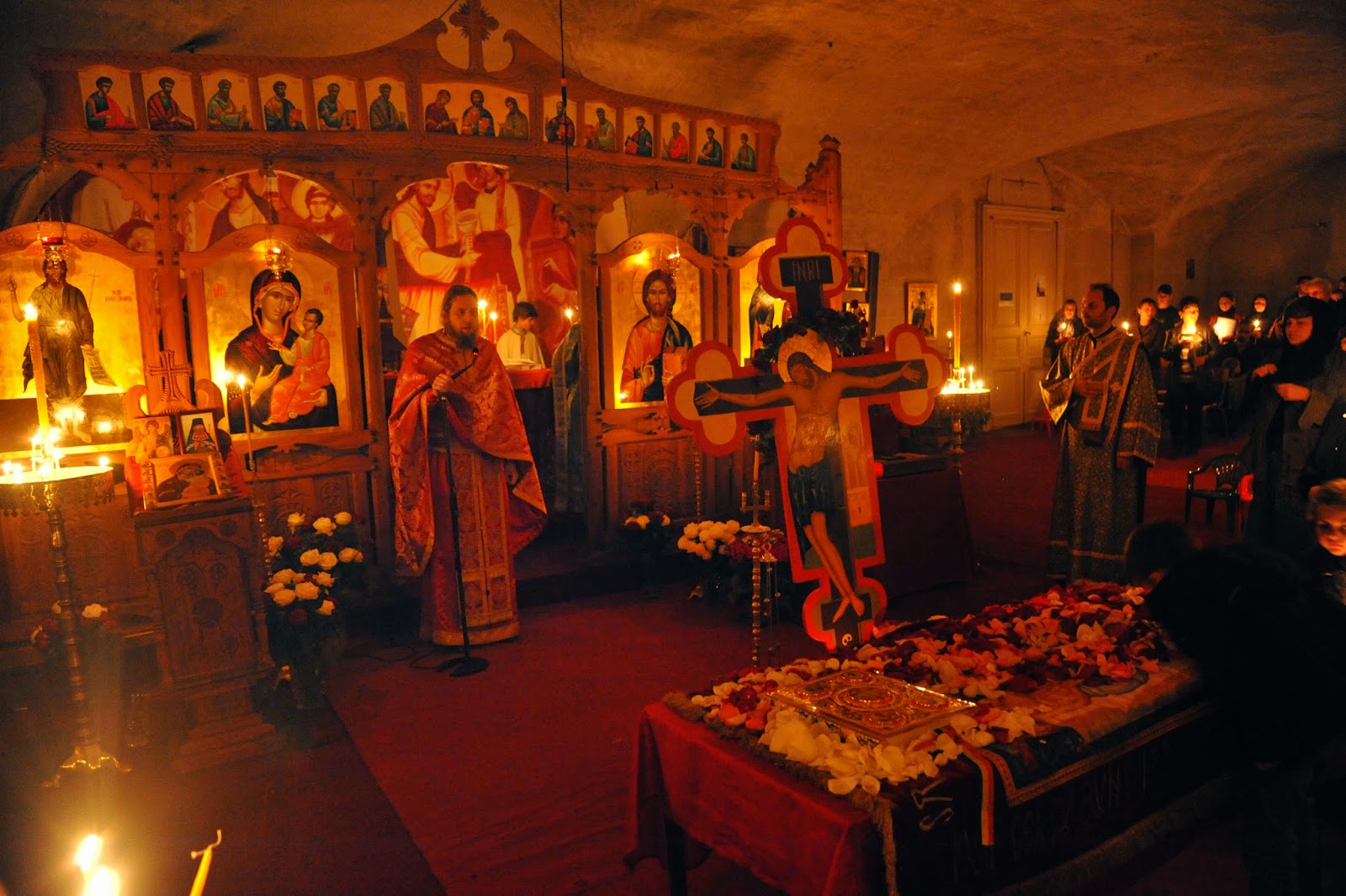 Parohia românească „Sfânta Parascheva şi Sfânta Genoveva” din Paris Parohia românească „Sfânta Parascheva şi Sfânta Genoveva” din Paris