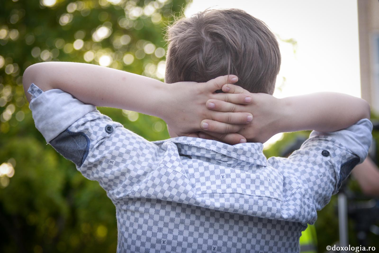 Ce este trândăvia?! / Foto: Oana Nechifor copil cu mâinile după cap