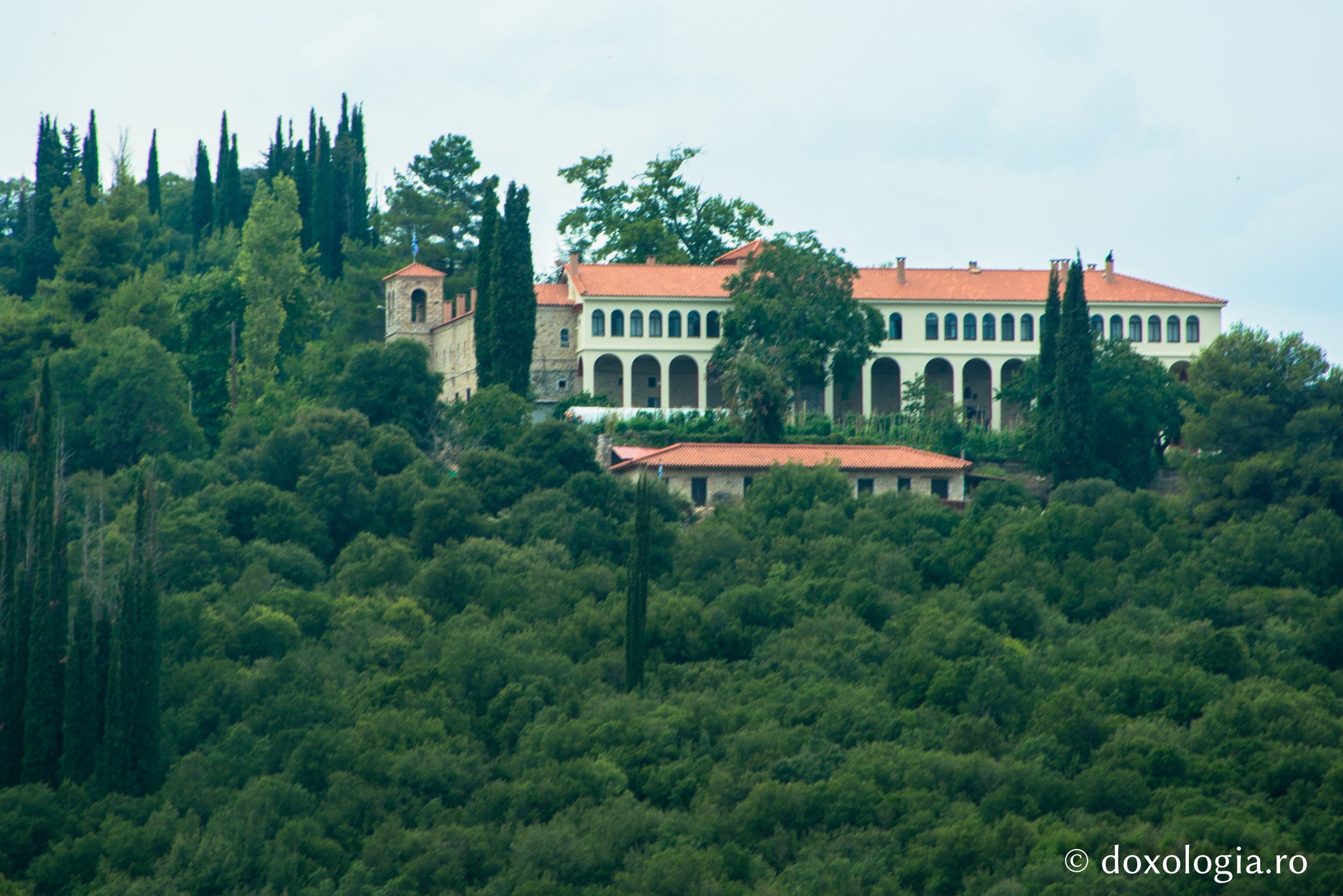 Mănăstirea Aghia Lavra a fost întemeiată la anul 961 lângă Kalavryta de monahul Evghenios de la Mănăstirea Marea Lavră din Muntele Athos. / Foto: Pr. Silviu Cluci Mănăstirea Aghia Lavra – Grecia