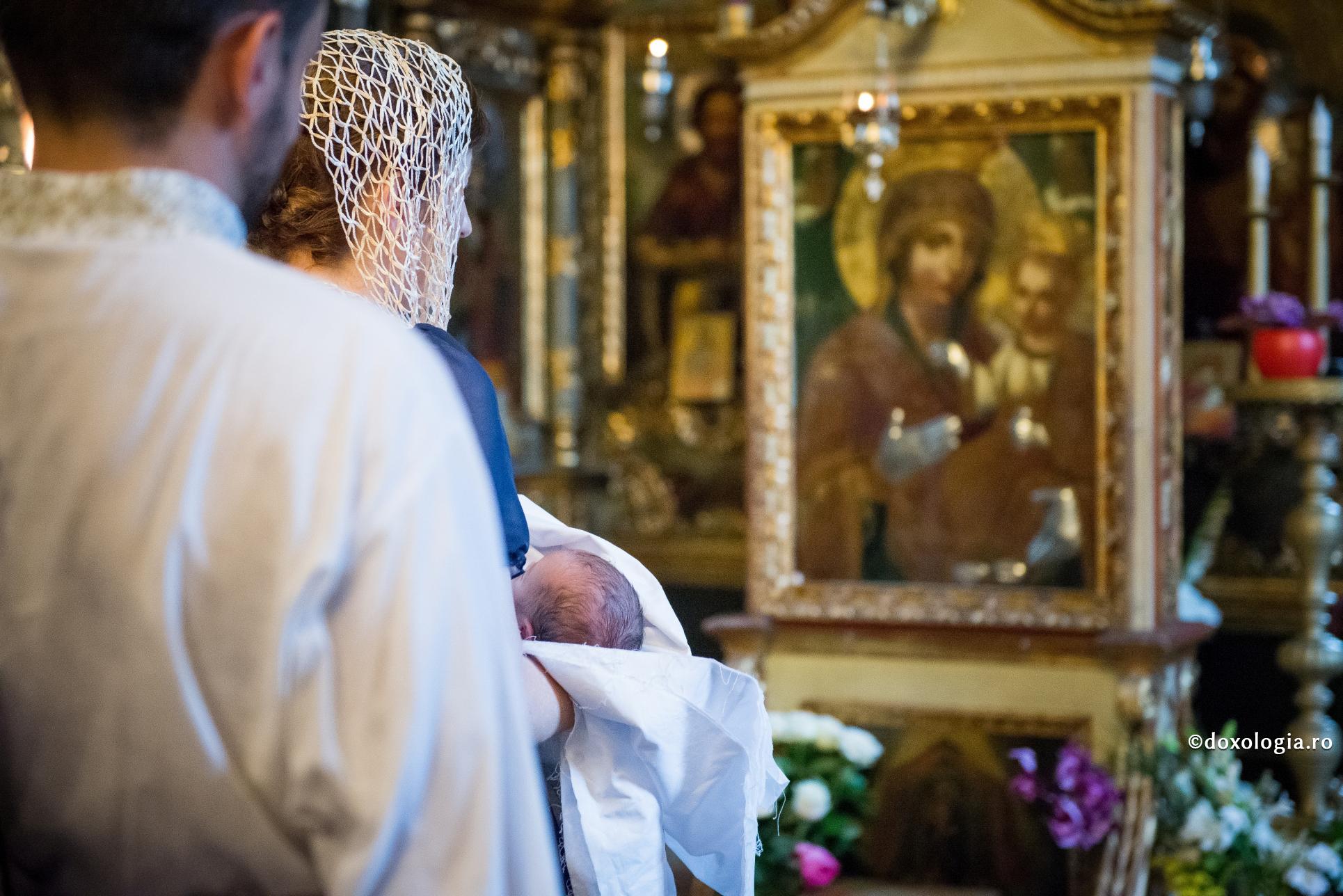 Să-ți pui nădejdea în Dumnezeu și să calci peste frică / Foto: Oana Nechifor prunc în brațe