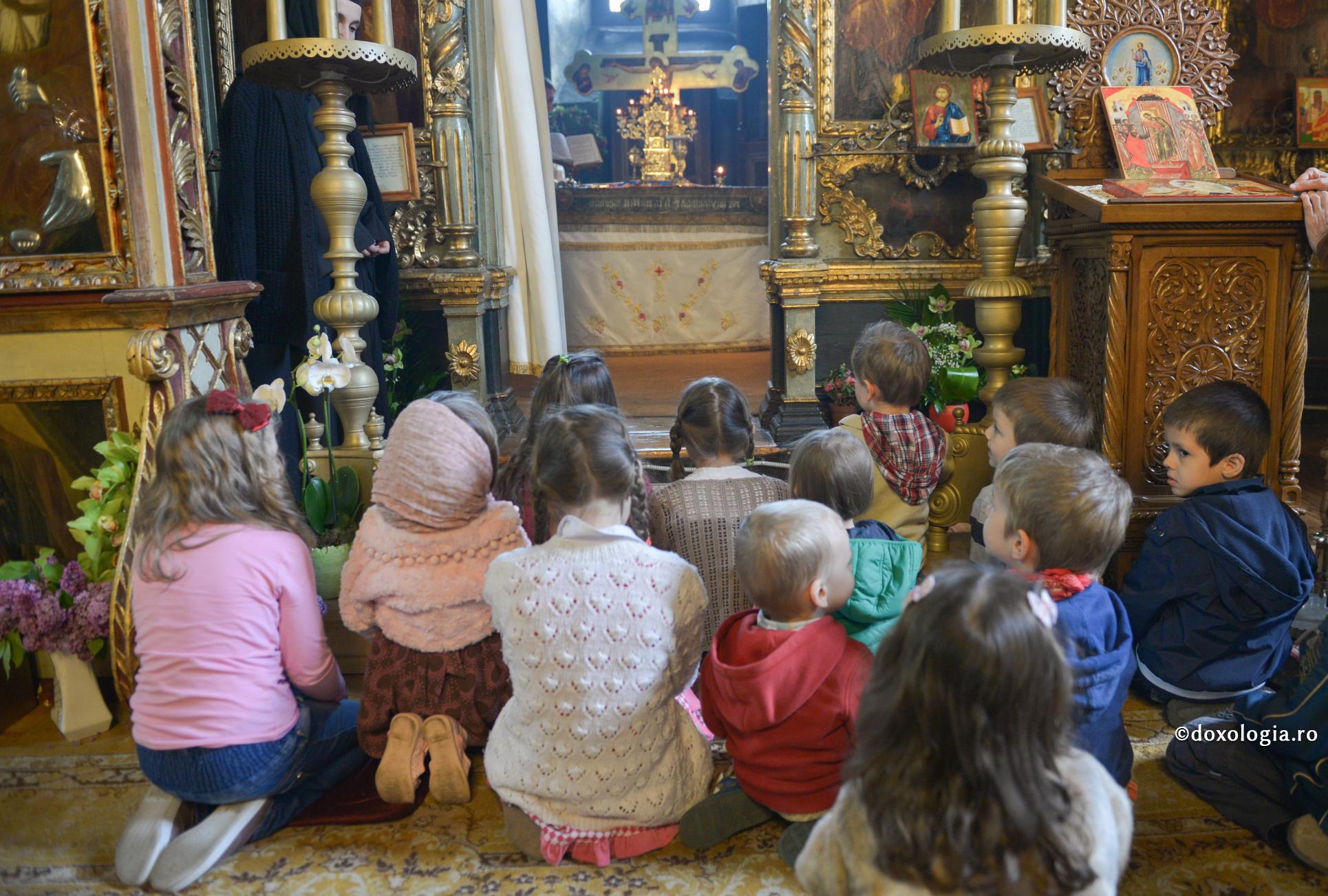 „Sfinte Nectarie, dă-ne înapoi frățiorul, te rugăm din suflet!” / Foto: Oana Nechifor copii în genunchi în biserică