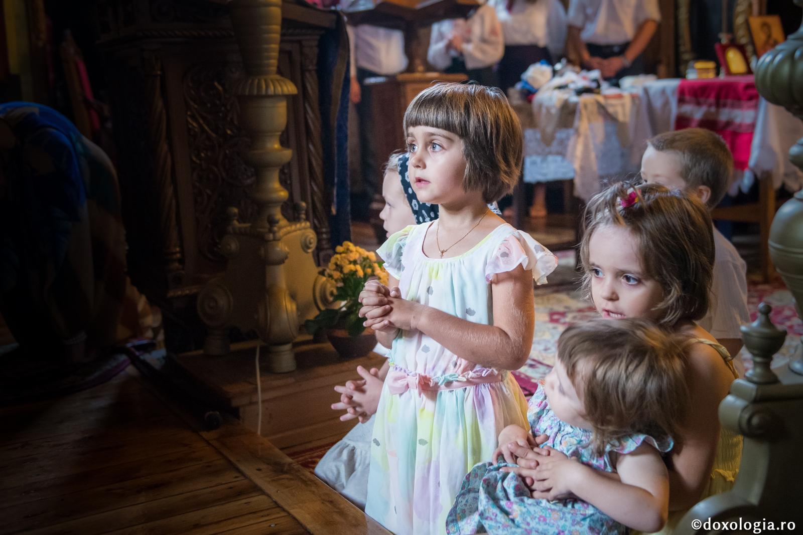 Nu tot ce-i mic este mic și nu tot ce-i mare este măreț și desăvârșit / Foto: Oana Nechifor copii în biserică