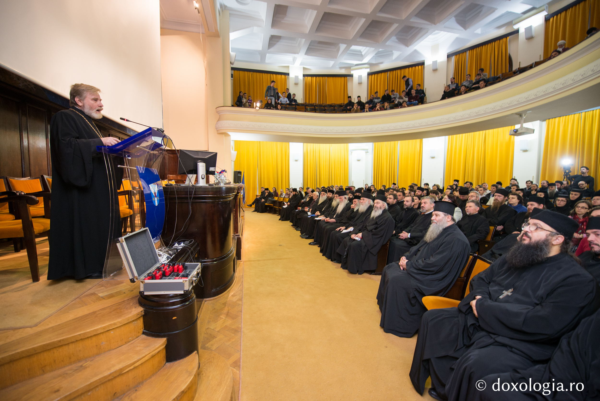 Deschiderea Simpozionului în Aula ”Mihai Eminescu” a Universității Al.I. Cuza din Iași (Foto: Silviu Cluci) (Foto) Simpozion internaţional Întâlnirea cu Duhovnicul – Părintele Dionisie de la Colciu