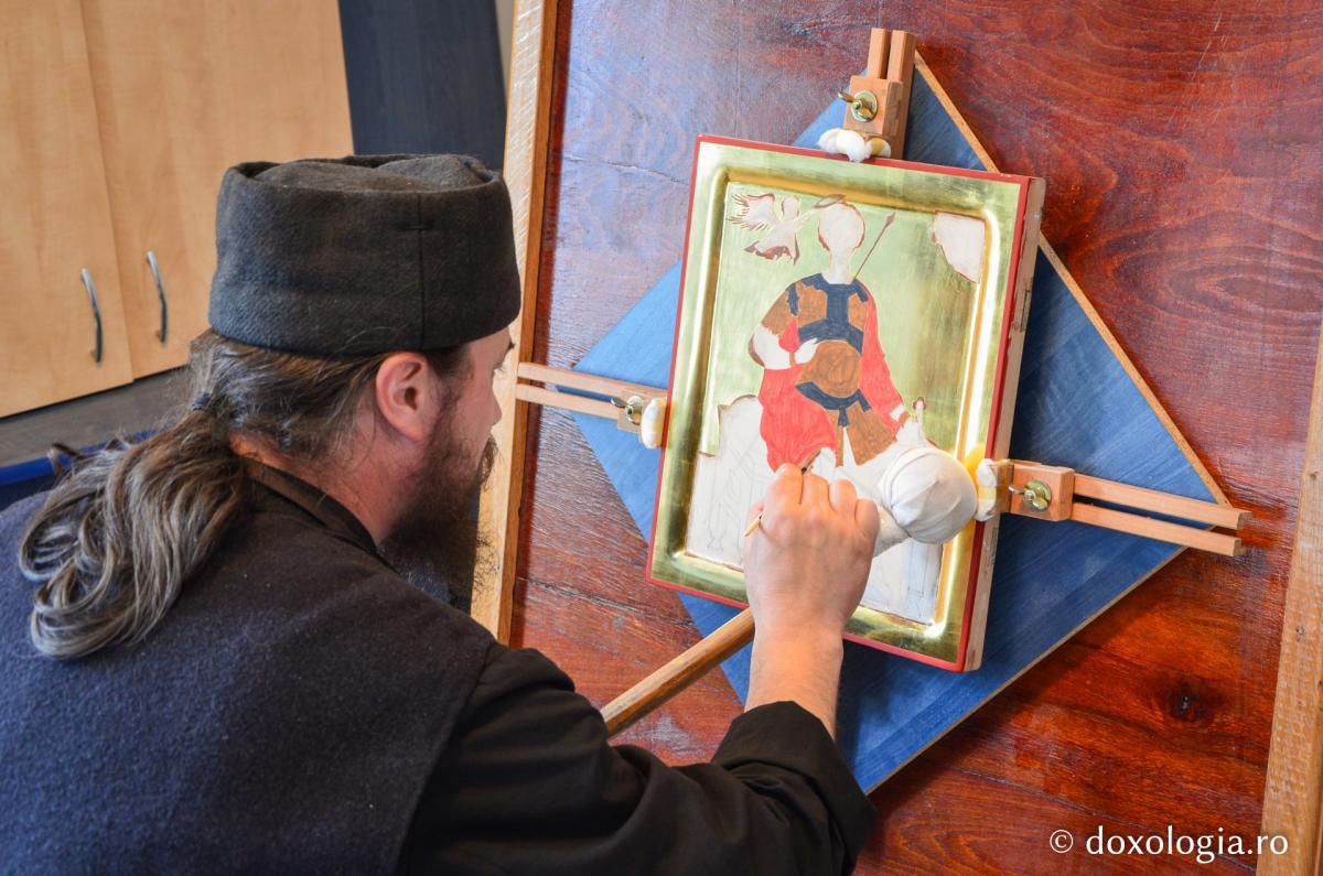 Gheronda Mihail Kavsokalivitul – un bun iconar al Sfântului Munte Athos / Foto: Maria Burlă călugăr pictând icoane
