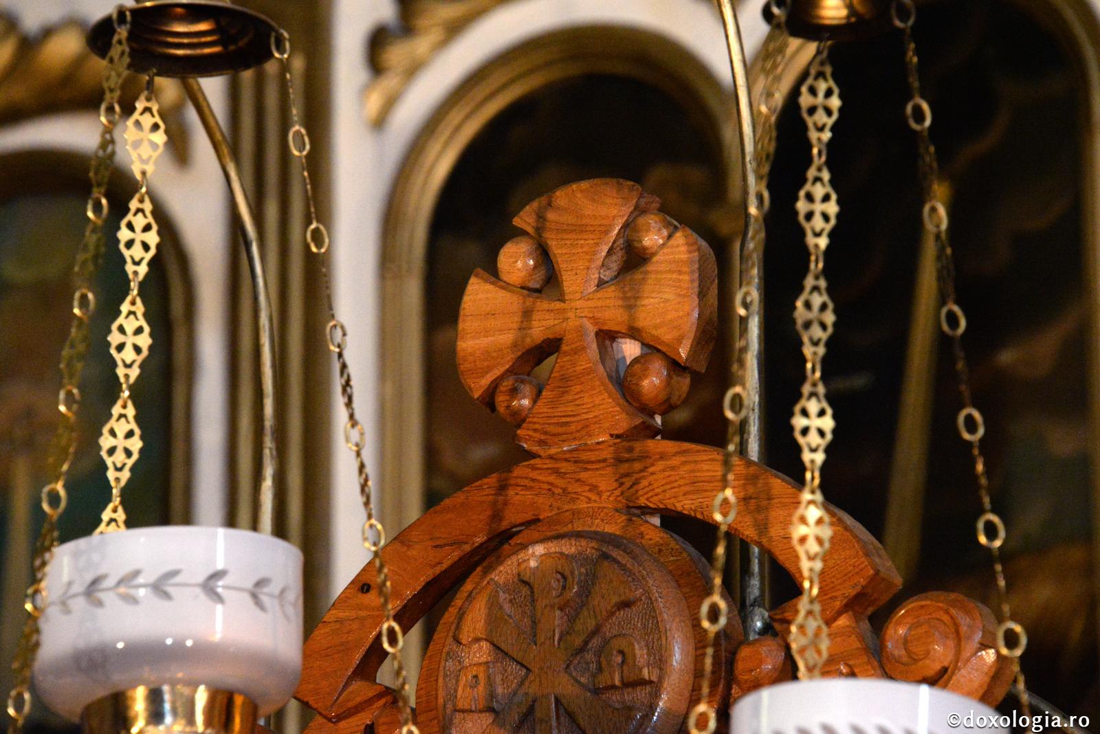 Postul este cununa celor ce se înfrânează / Foto: Ștefan Cojocariu cruce sculptată din lemn