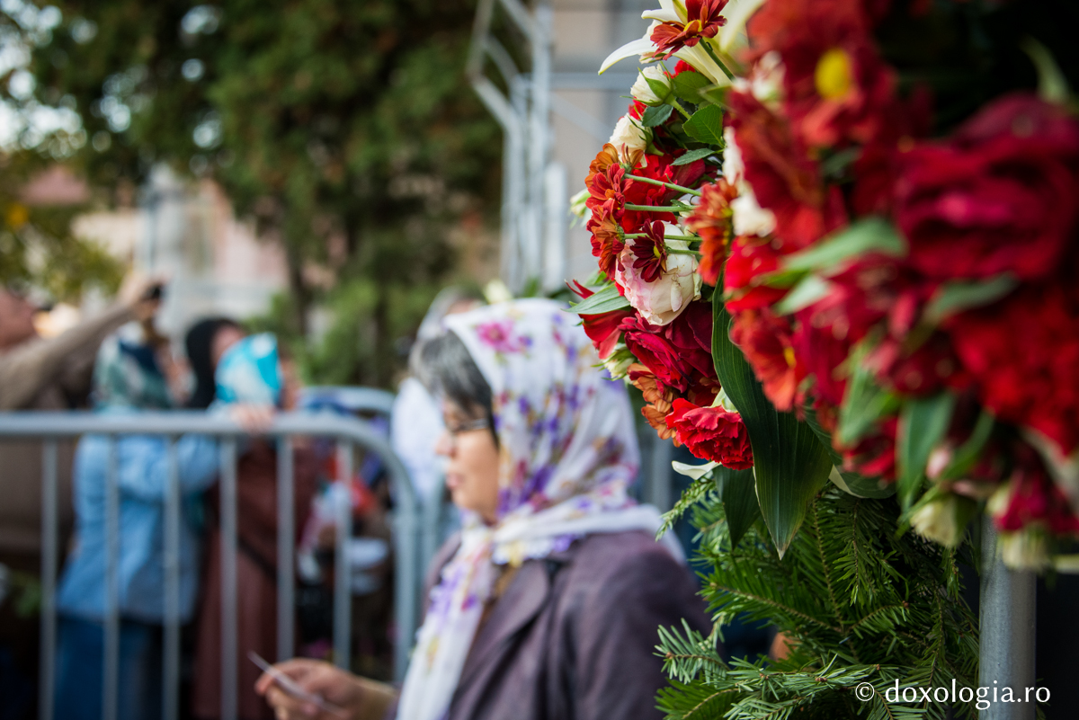 Mama s-a vindecat de cancer prin rugăciuni la Maica Domnului și la sfinți / Foto: Oana Nechifor pelerini la hramul Sfintei Parascheva