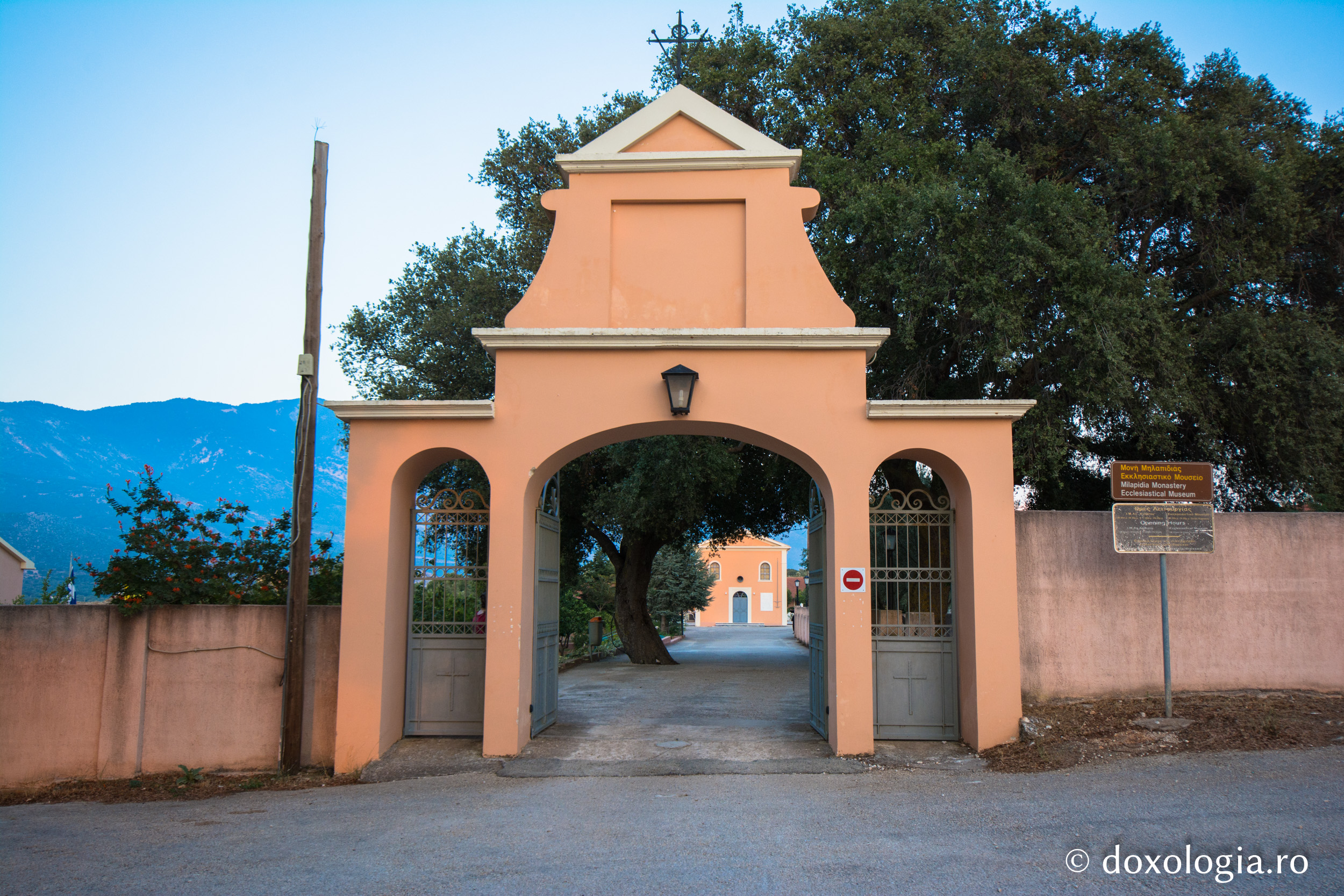 Mănăstirea Sfântul Andrei este așezată în apropiere localității Peratata din insula Kefalonia. / Foto: Pr. Silviu Cluci Mănăstirea Sfântul Andrei – Kefalonia