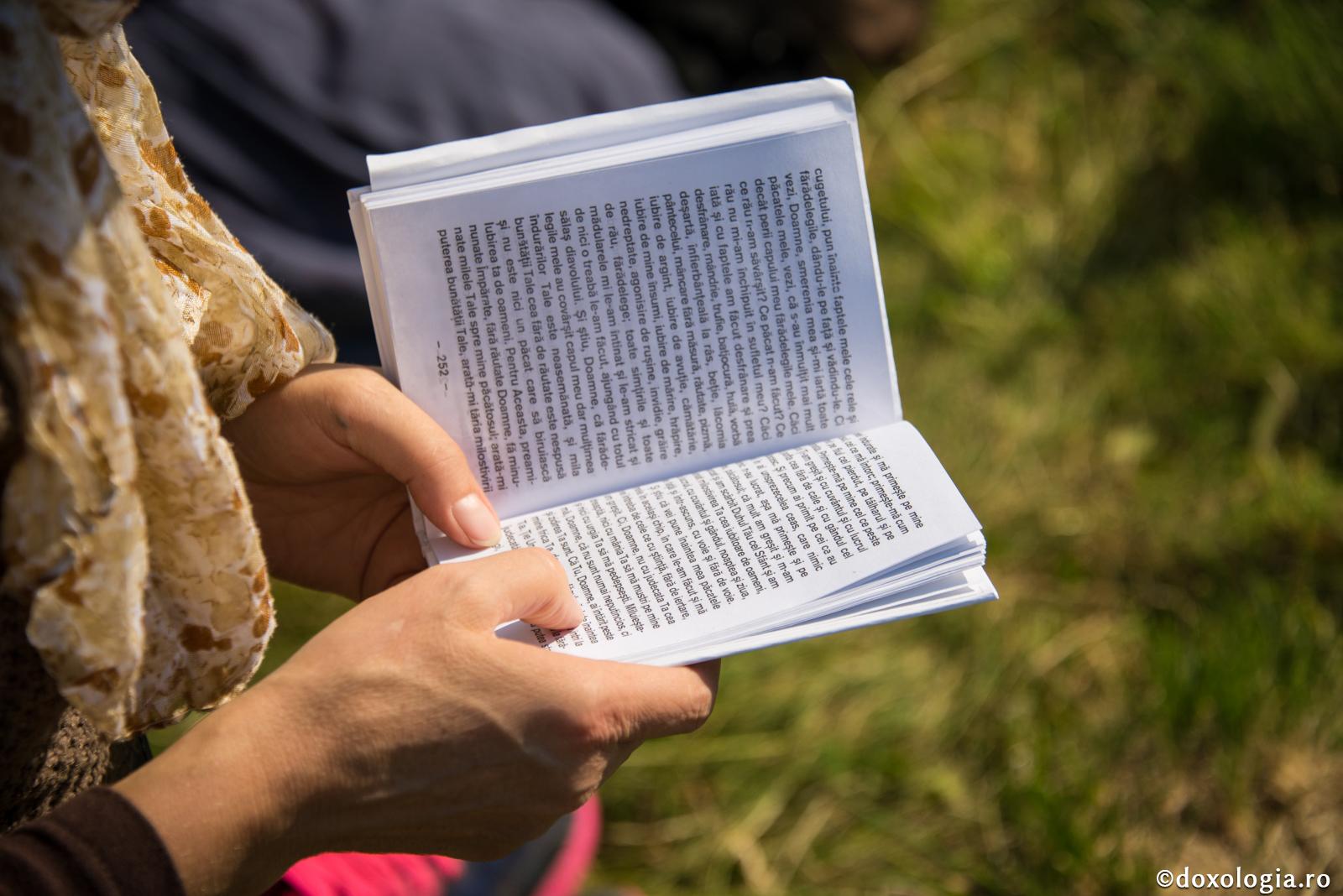 Care este doctoria pentru împrăștierea din timpul rugăciunii? / Foto: Oana Nechifor carte de rugăciuni în mână