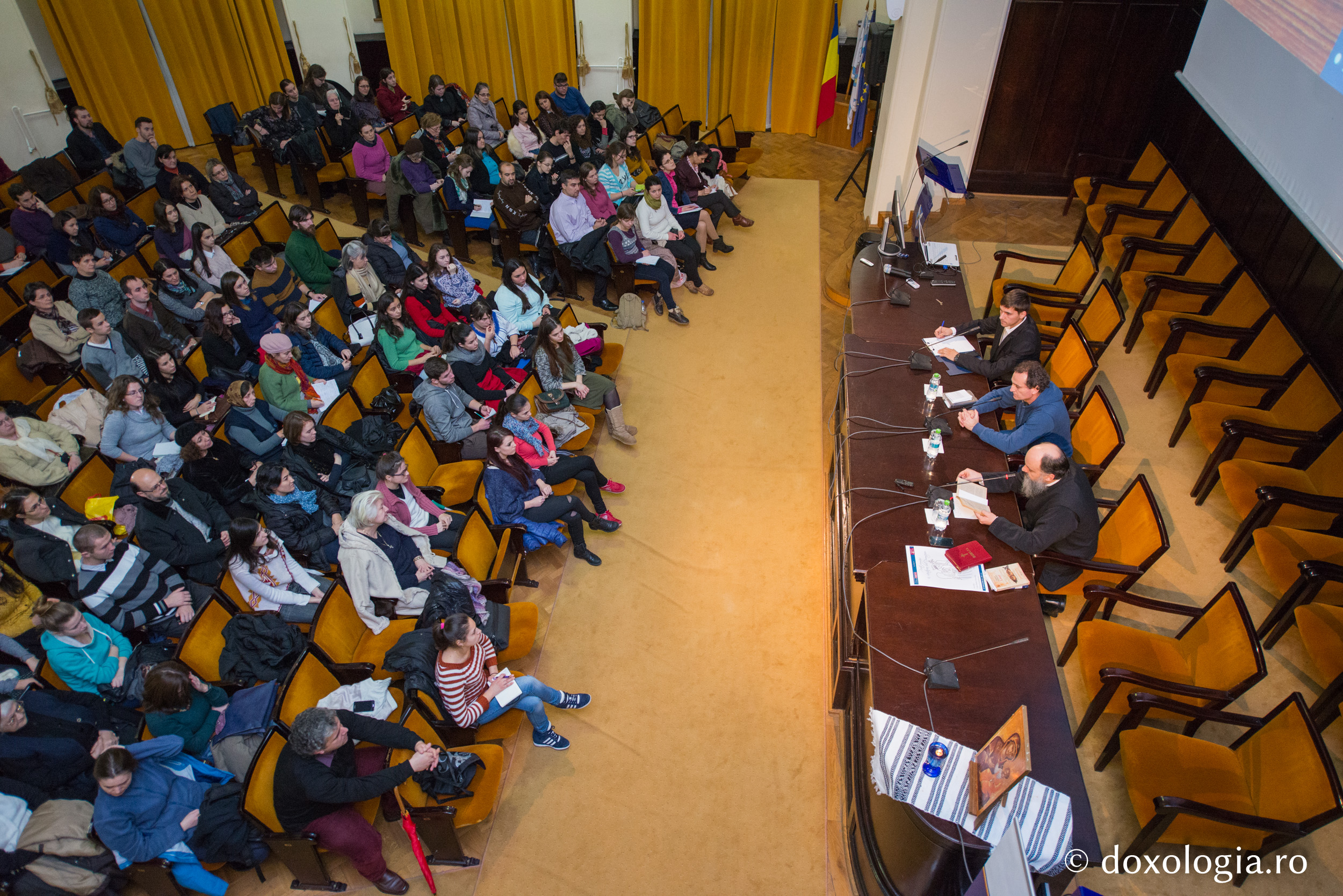 Foto: Silviu Cluci Conferință ASCOR: „Iesle electronică în satul global. Ne întâlnim cu Domnul în spațiul virtual?”