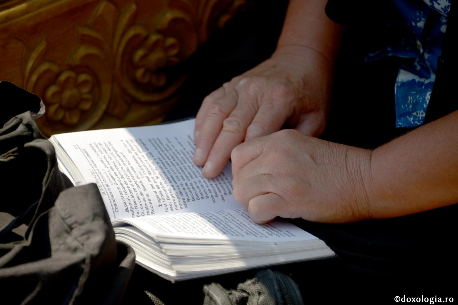 Scopul citirii să fie lucrarea în noi înșine a celor citite / Foto: Oana Nechifor persoana citind cu mainile pe carte