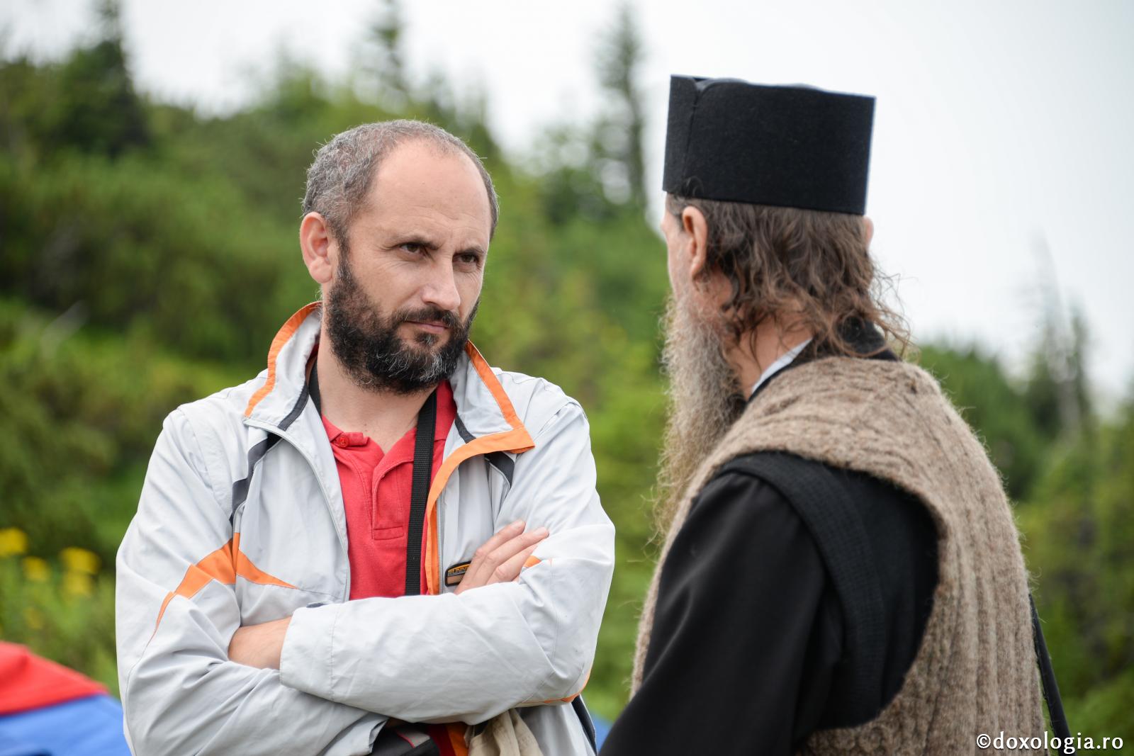 Ispitele sunt atât de mari, încât nu putem birui doar prin forțe proprii / Foto: Crina  Zamfirescu discuție între un călugăr și un bărbat