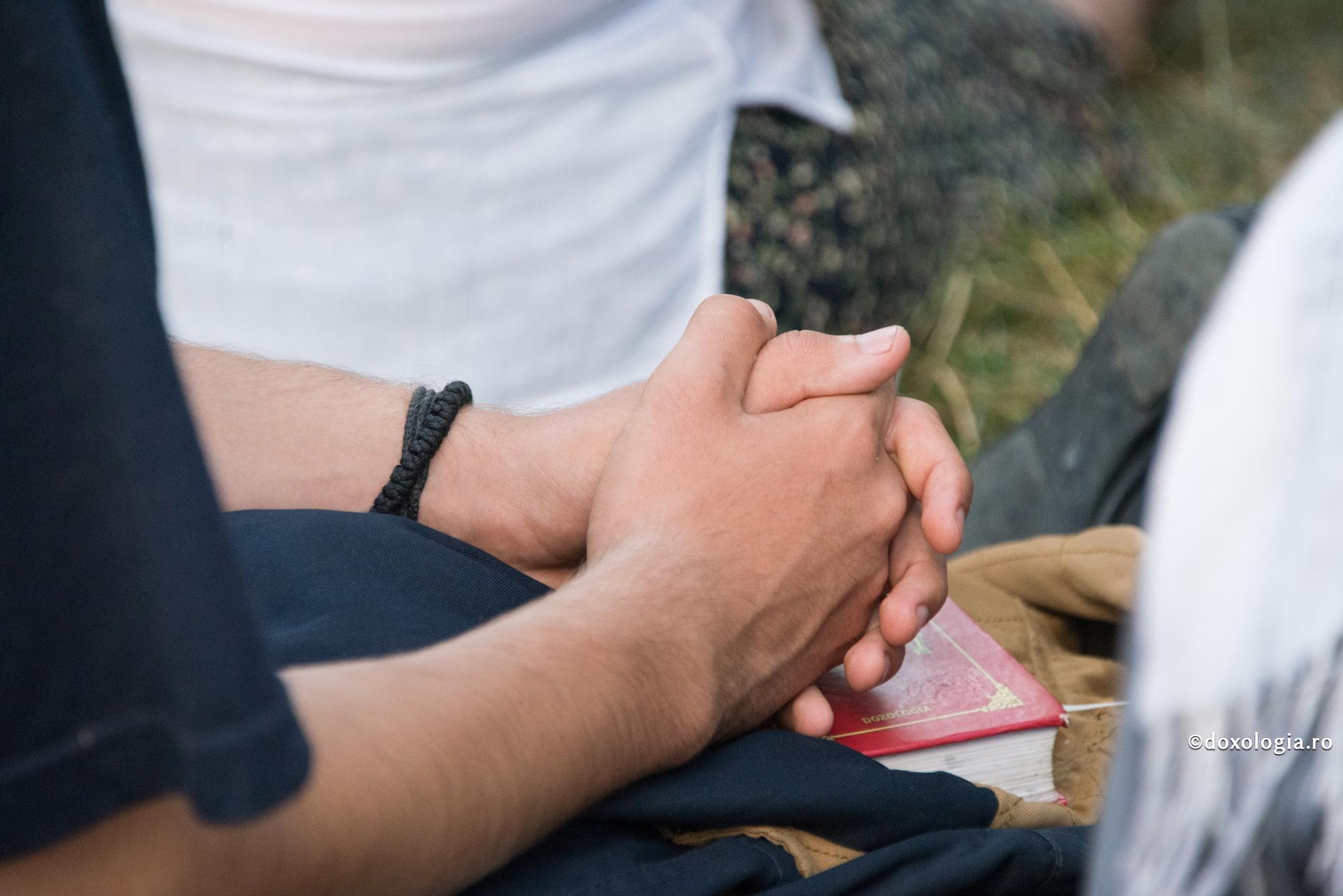 De ce ne vin gânduri rele în timpul rugăciunii sau al privegherii? / Foto: Oana Nechifor mâini împreunate la rugăciune