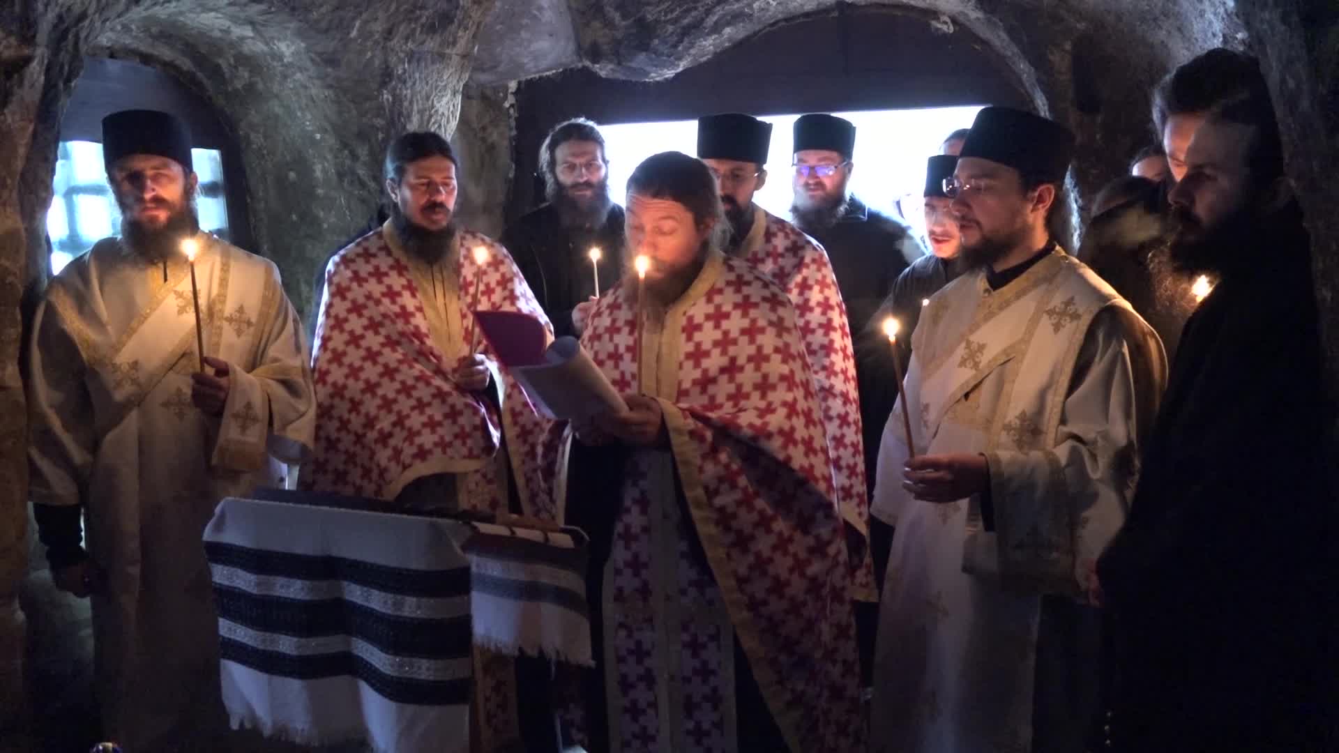 (Video) Mănăstirea Putna - Acatist la Chilia Sfântului Cuvios Daniil Sihastrul (Video) Mănăstirea Putna - Acatist la Chilia Sfântului Cuvios Daniil Sihastrul