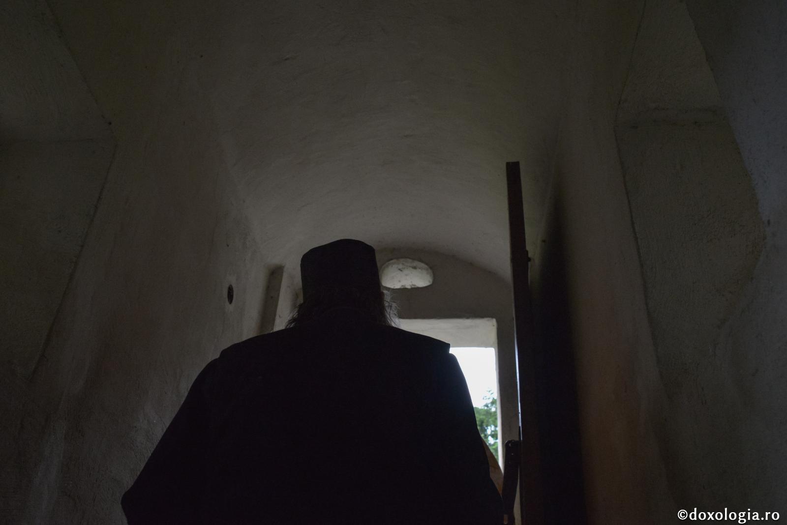Protosinghelul Ioanichie Moroi cunoștea inima ucenicilor săi / Foto: Oana Nechifor călugăr ieșind pe ușă