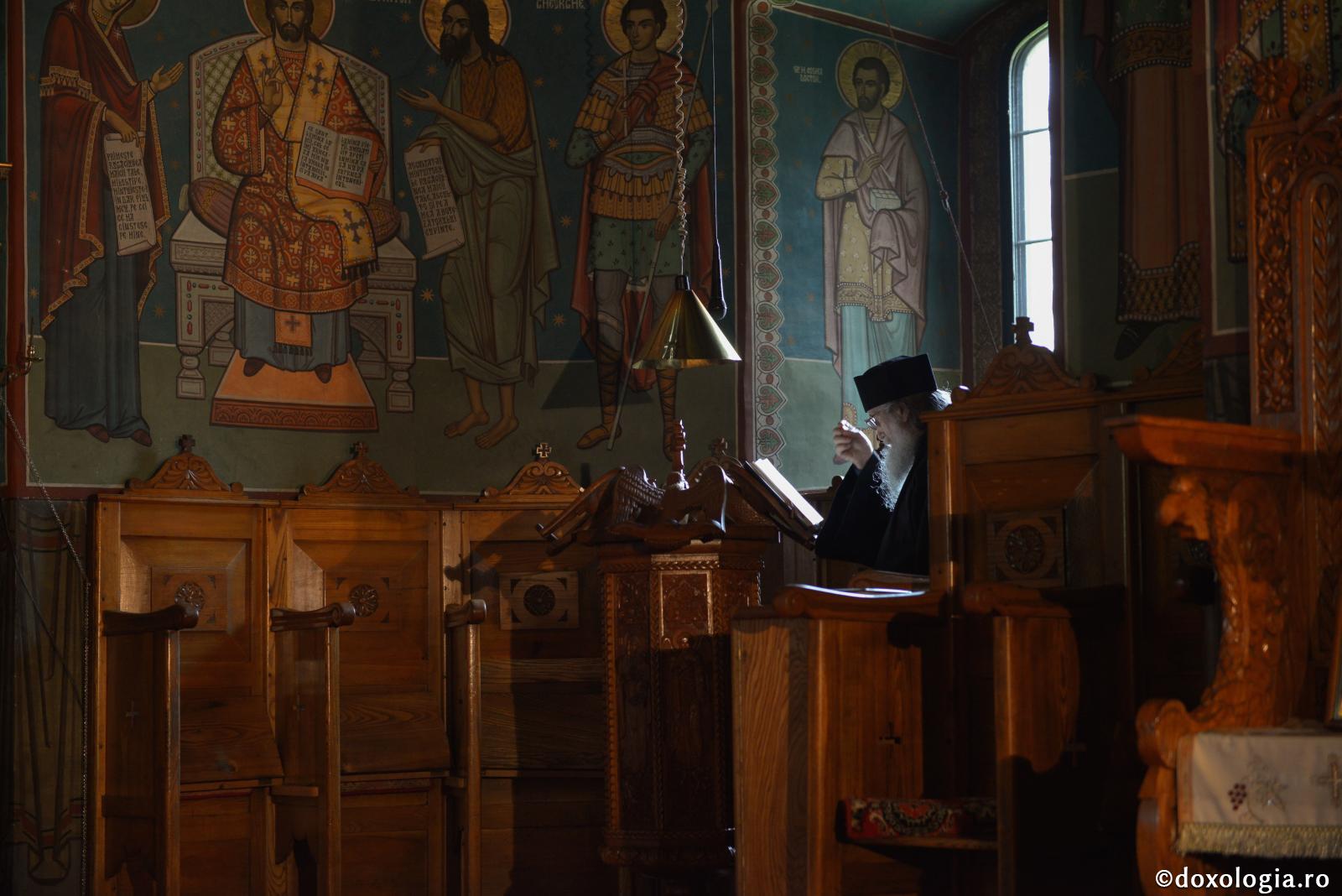 Protosinghelul Mihail Bădilă – duhovnicul cu darul rugăciunii / Foto: Oana Nechifor călugăr bătrân citind din carte