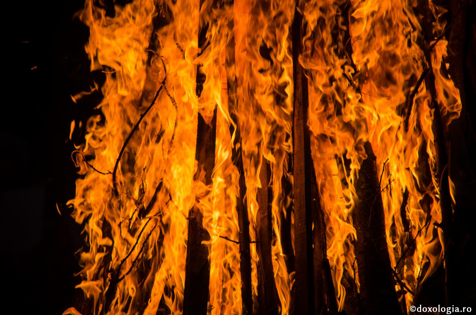 Teme-te mai mult de obiceiurile tale rele, decât de dușmani! / Foto: Bogdan Zamfirescu foc de tabără