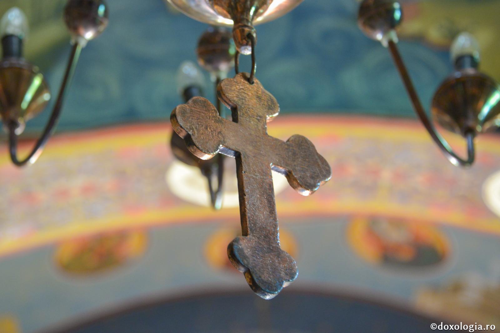 Arhimandritul Sava Cimpoca avea darul izgonirii duhurilor necurate / Foto: Oana Nechifor cruce candelabru