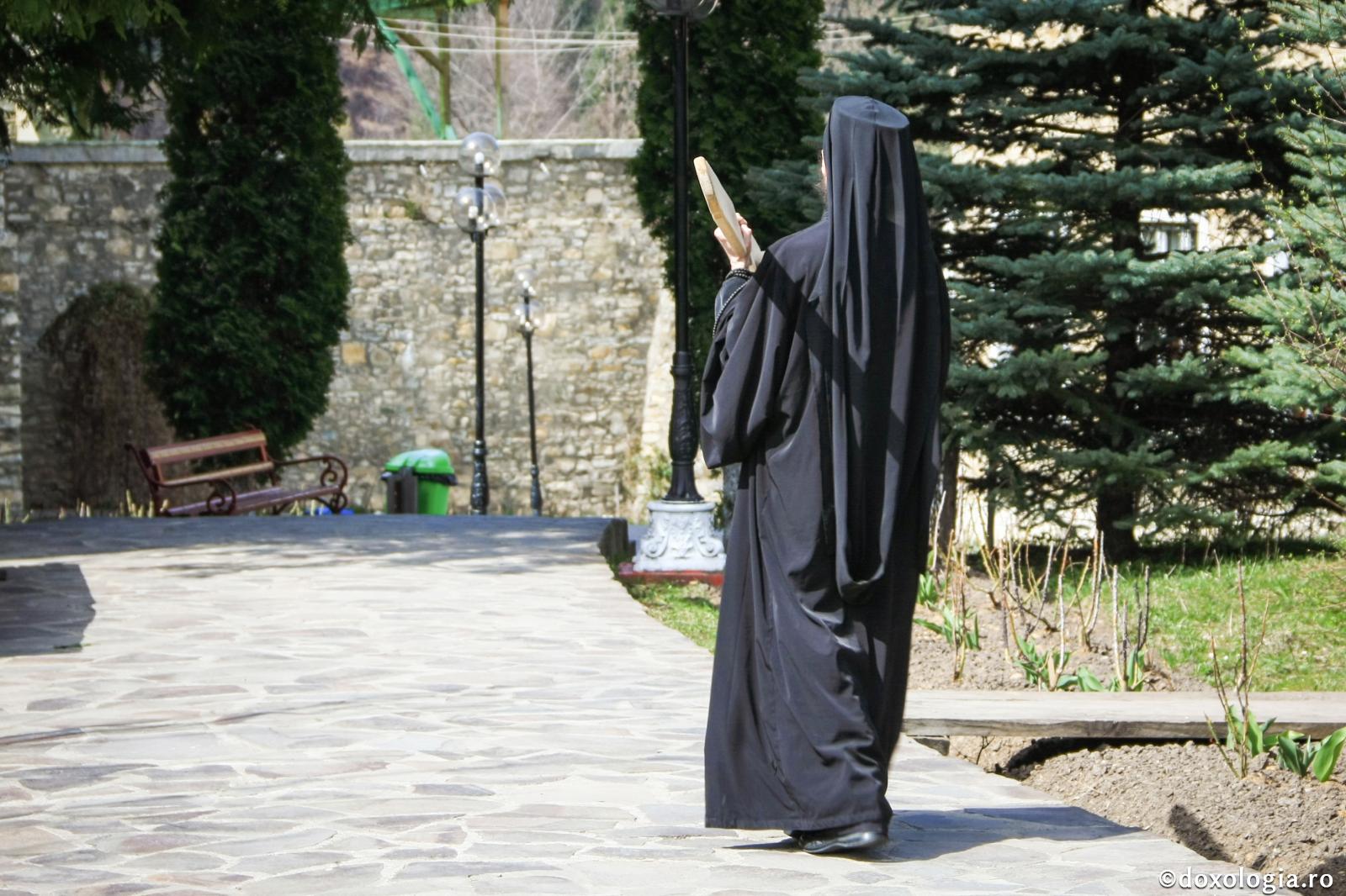Încingându-ne cu platoșa dreptății și sabia duhului, credem cuvântului lui Dumnezeu / Foto: Florentina Mardare călugăr bătând toaca mică