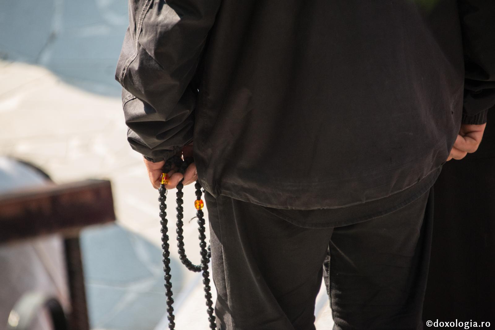 Smerenia preface jignirile în cununi pentru viața veșnică / Foto: Oana Nechifor bărbat cu metanier în mână