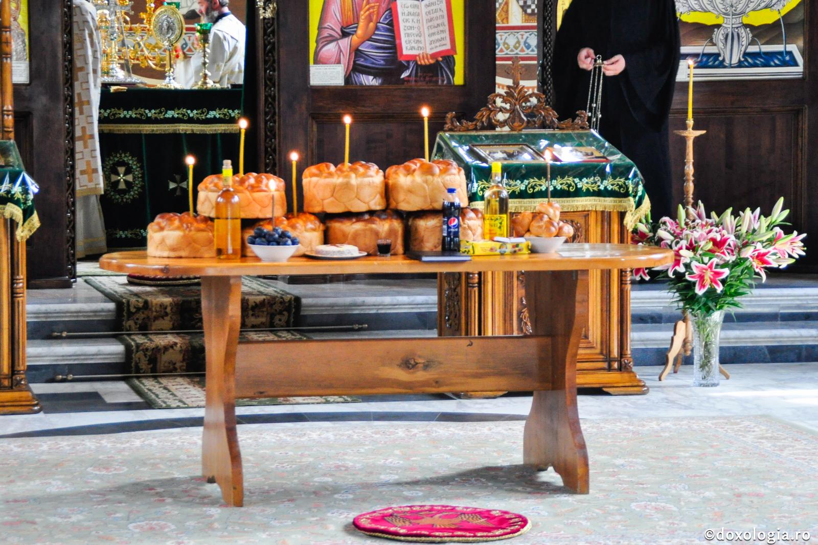 Ce obiecte funerare sunt necesare la slujba înmormântării / Foto: Oana Nechifor jertfe pentru cei adormiți
