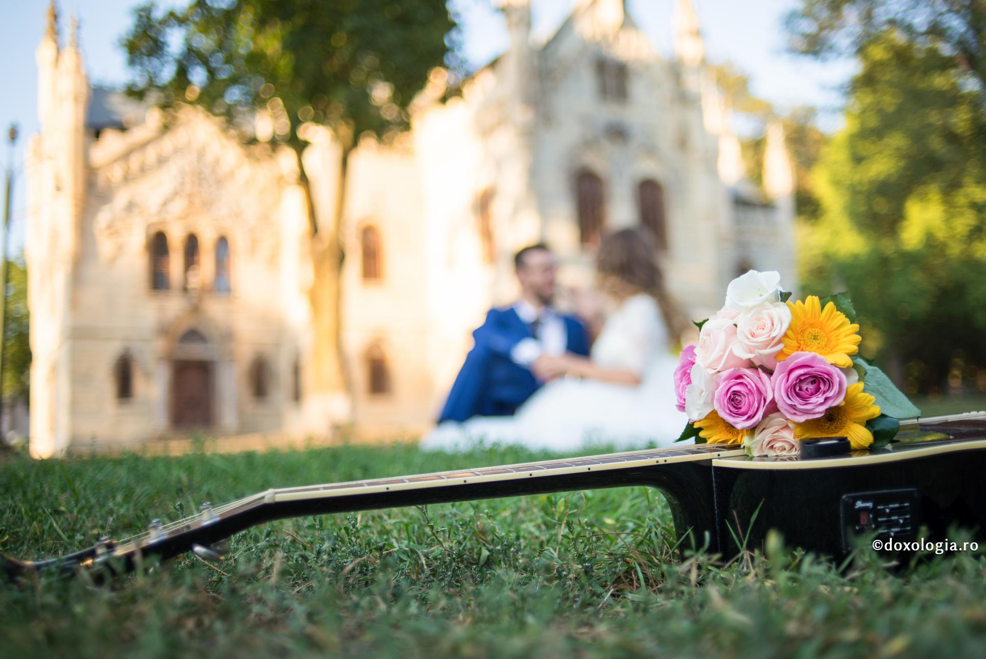 O familie fericită începe cu doi soți care se înțeleg bine / Foto: Oana Nechifor buchet de flori pe chitară
