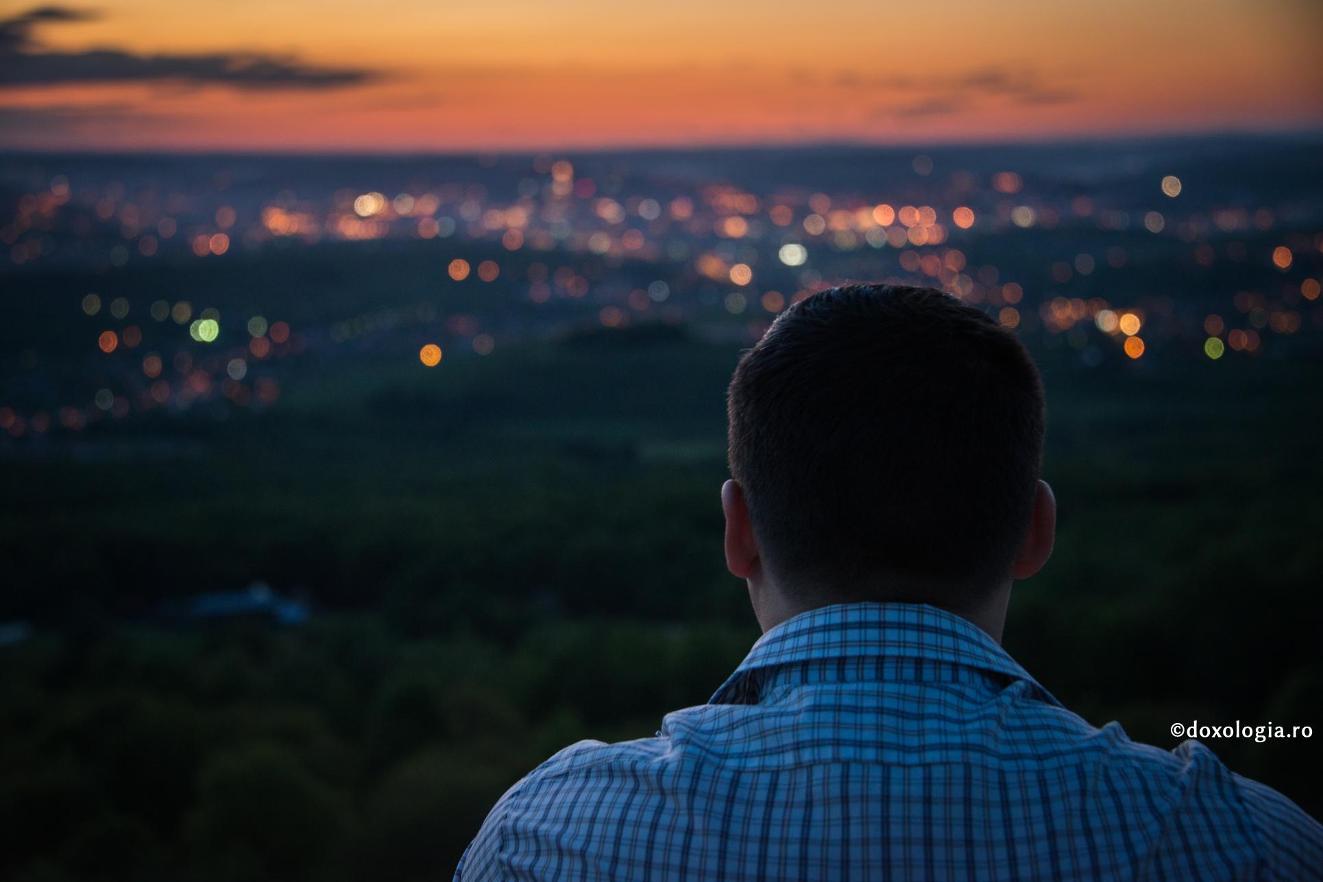 De ce unii cer ani la rând ceva și Dumnezeu nu le răspunde? / Foto: Oana Nechifor bărbat privind în zare