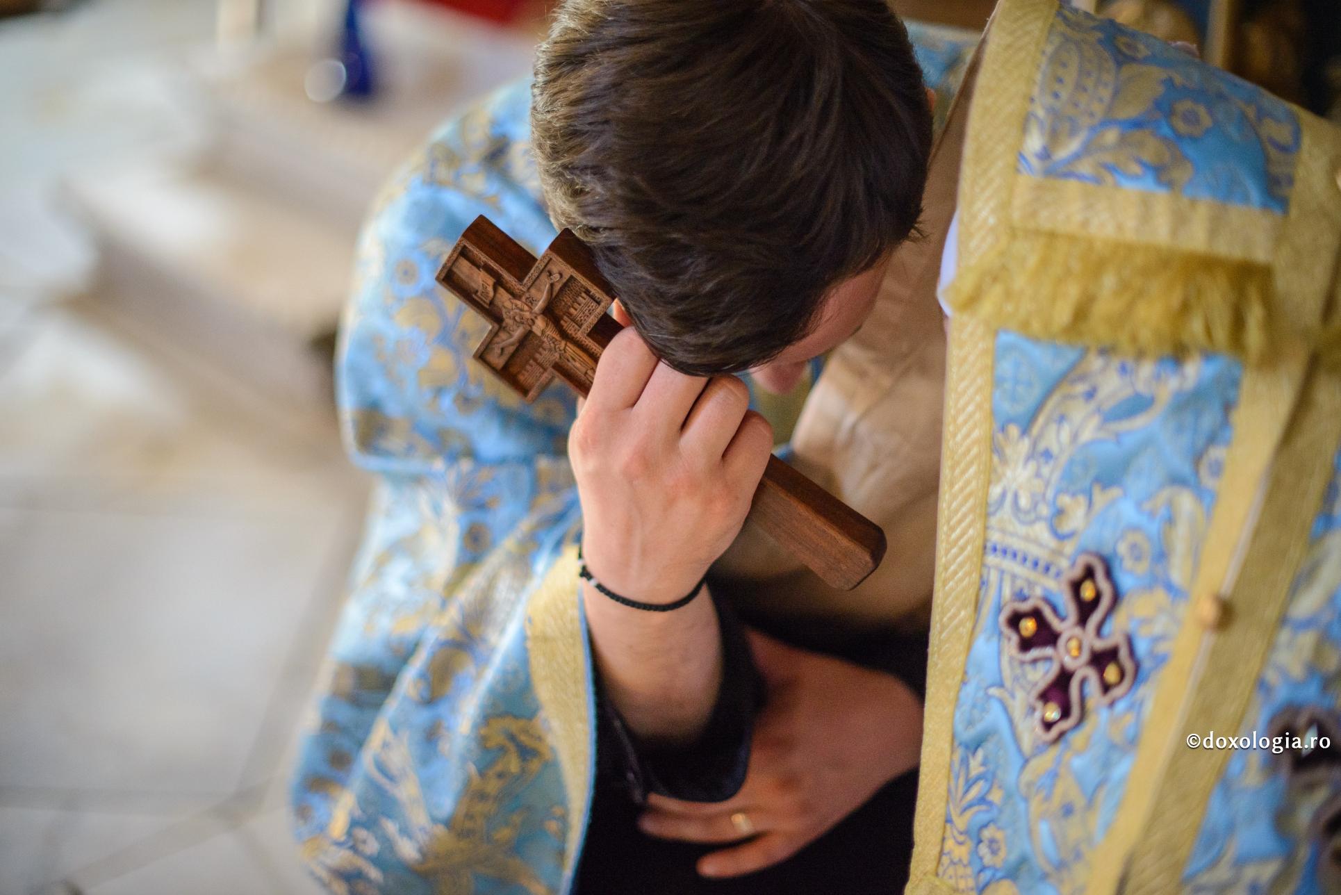 O întâmplare din viața Sfântului Leon, Episcopul Romei / Foto: Oana Nechifor preot spovedind