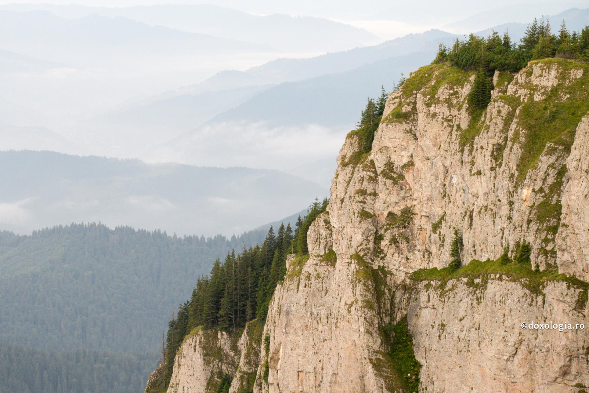 Ursul găzduiește în peștera sa un pustnic / Foto: Oana Nechifor Muntele Ceahlău