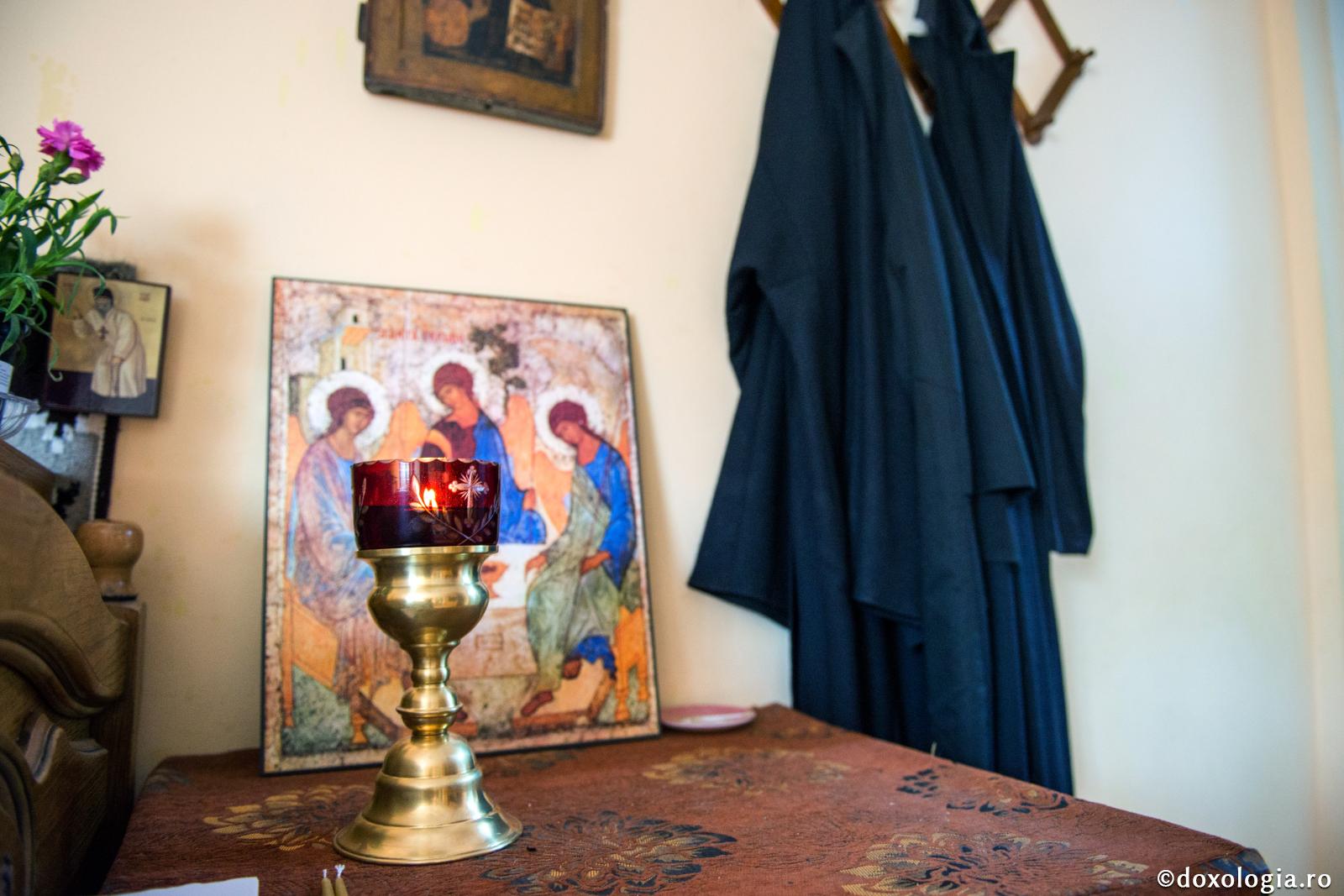 Un motiv întemeiat pentru care putem alege lepădarea de lume / Foto: Oana Nechifor candelă aprinsă